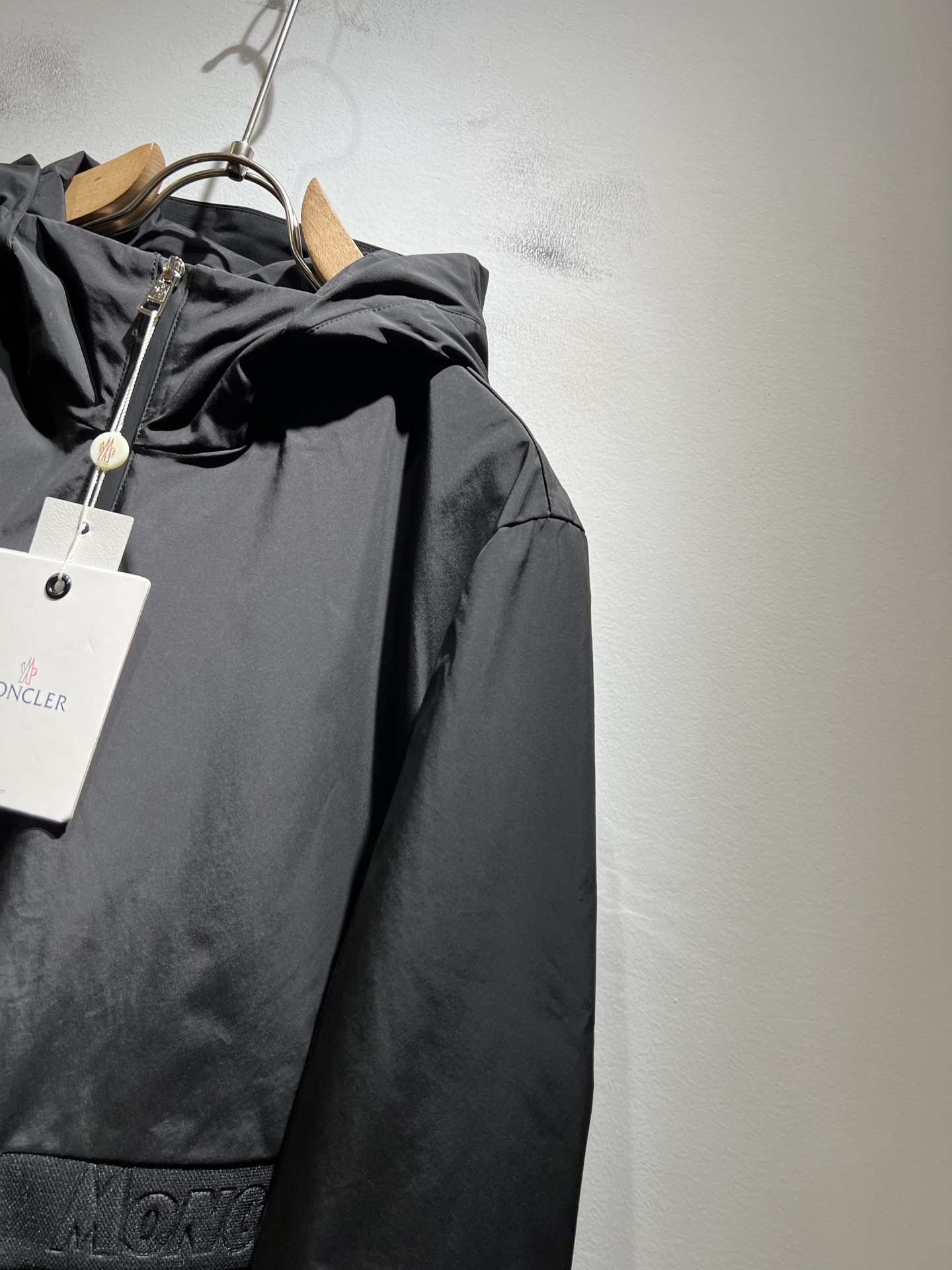 Monc*ler蒙*口2025秋冬经典夹克外套，都市时尚休闲款！面料超软面料帅酷爆款夹克外套。时尚都市百