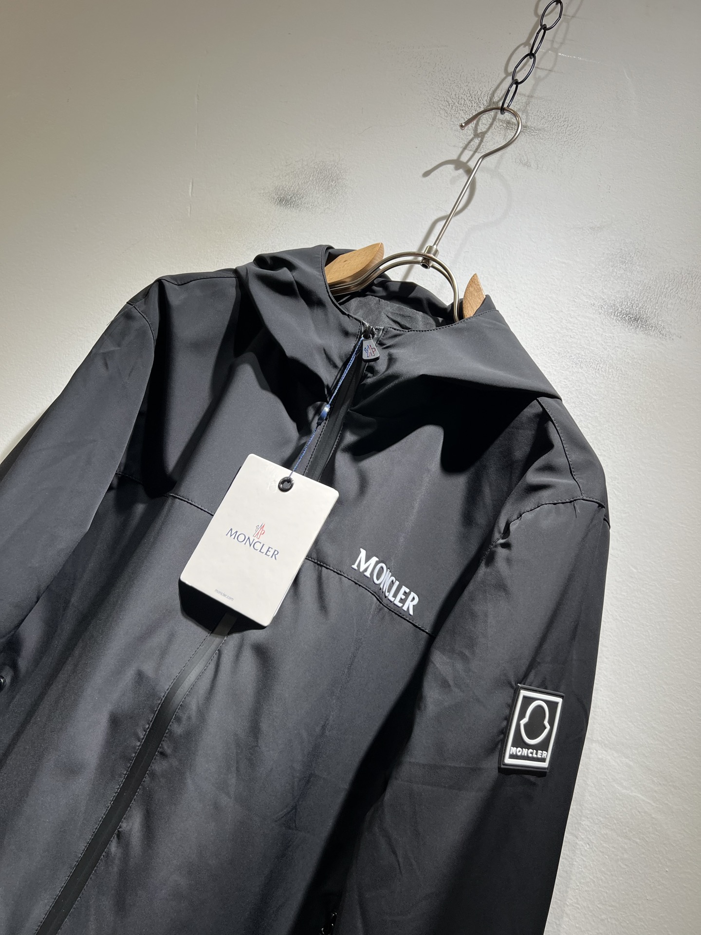 Monc*ler蒙*口2025秋冬经典夹克外套，都市时尚休闲款！面料超软面料帅酷爆款夹克外套。时尚都市百