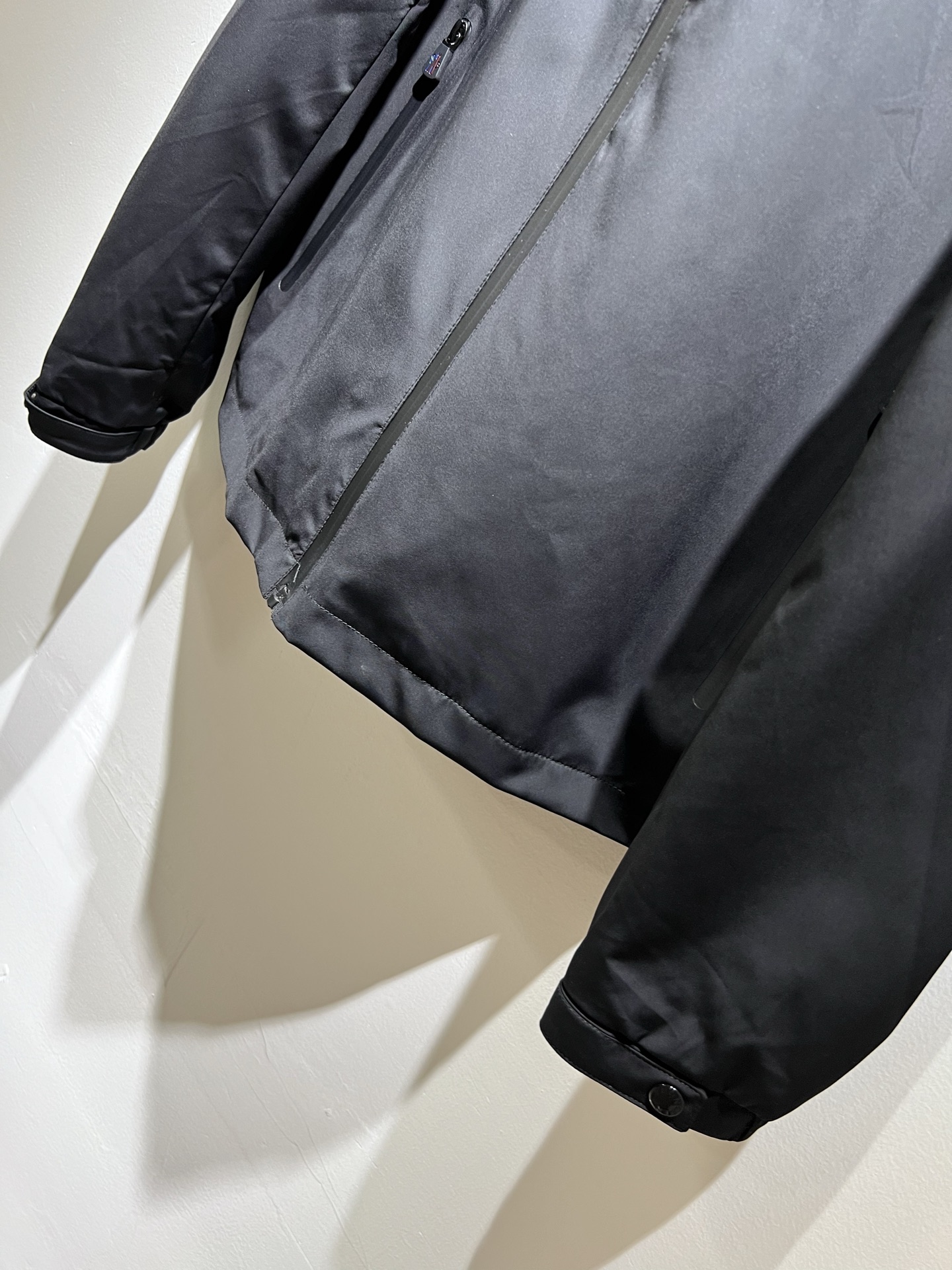 Monc*ler蒙*口2025秋冬经典夹克外套，都市时尚休闲款！面料超软面料帅酷爆款夹克外套。时尚都市百