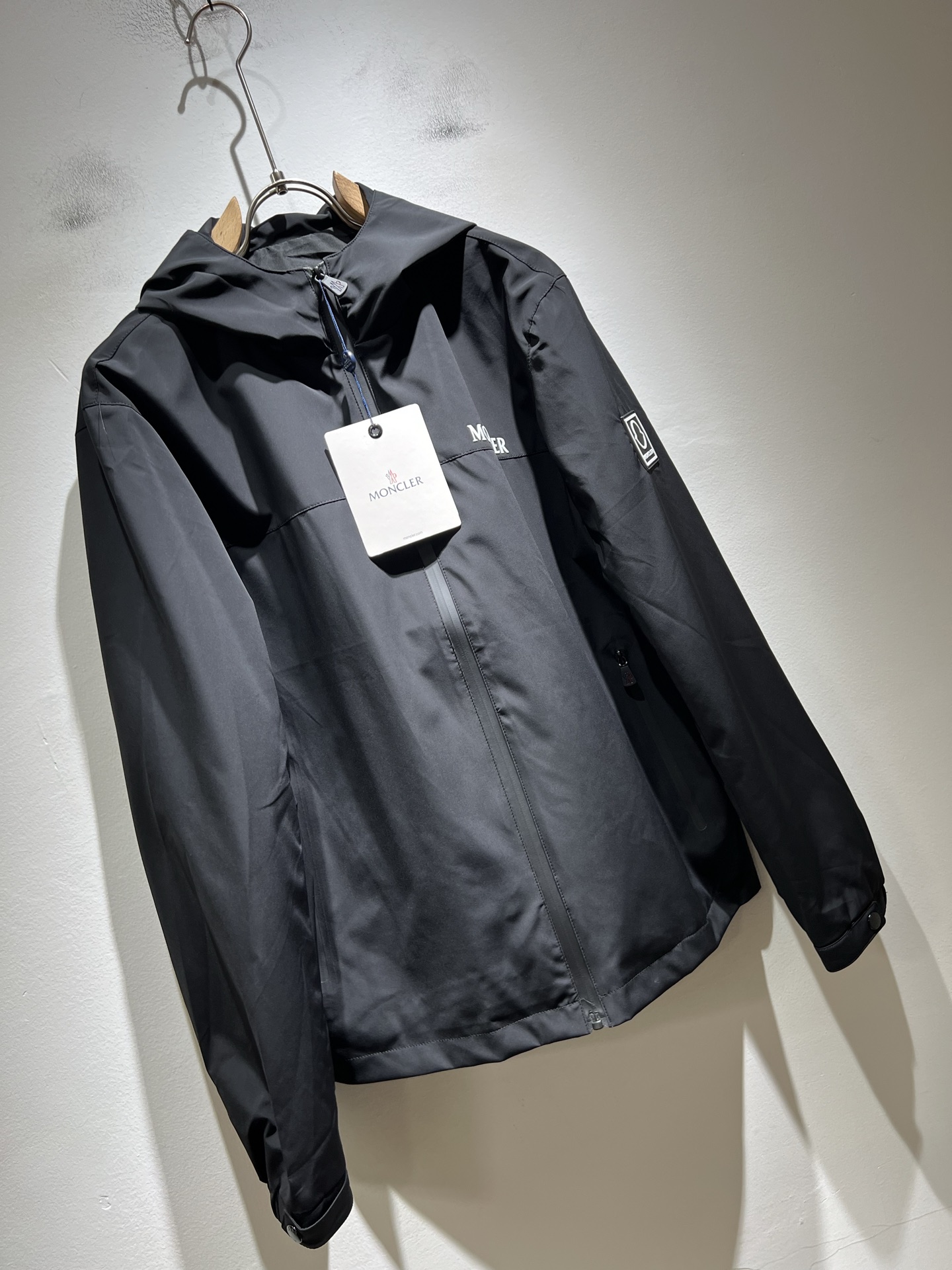 Monc*ler蒙*口2025秋冬经典夹克外套，都市时尚休闲款！面料超软面料帅酷爆款夹克外套。时尚都市百