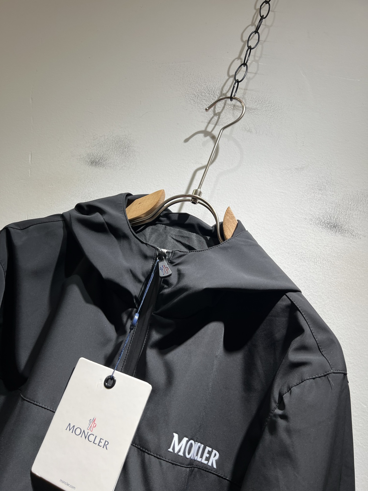 Monc*ler蒙*口2025秋冬经典夹克外套，都市时尚休闲款！面料超软面料帅酷爆款夹克外套。时尚都市百