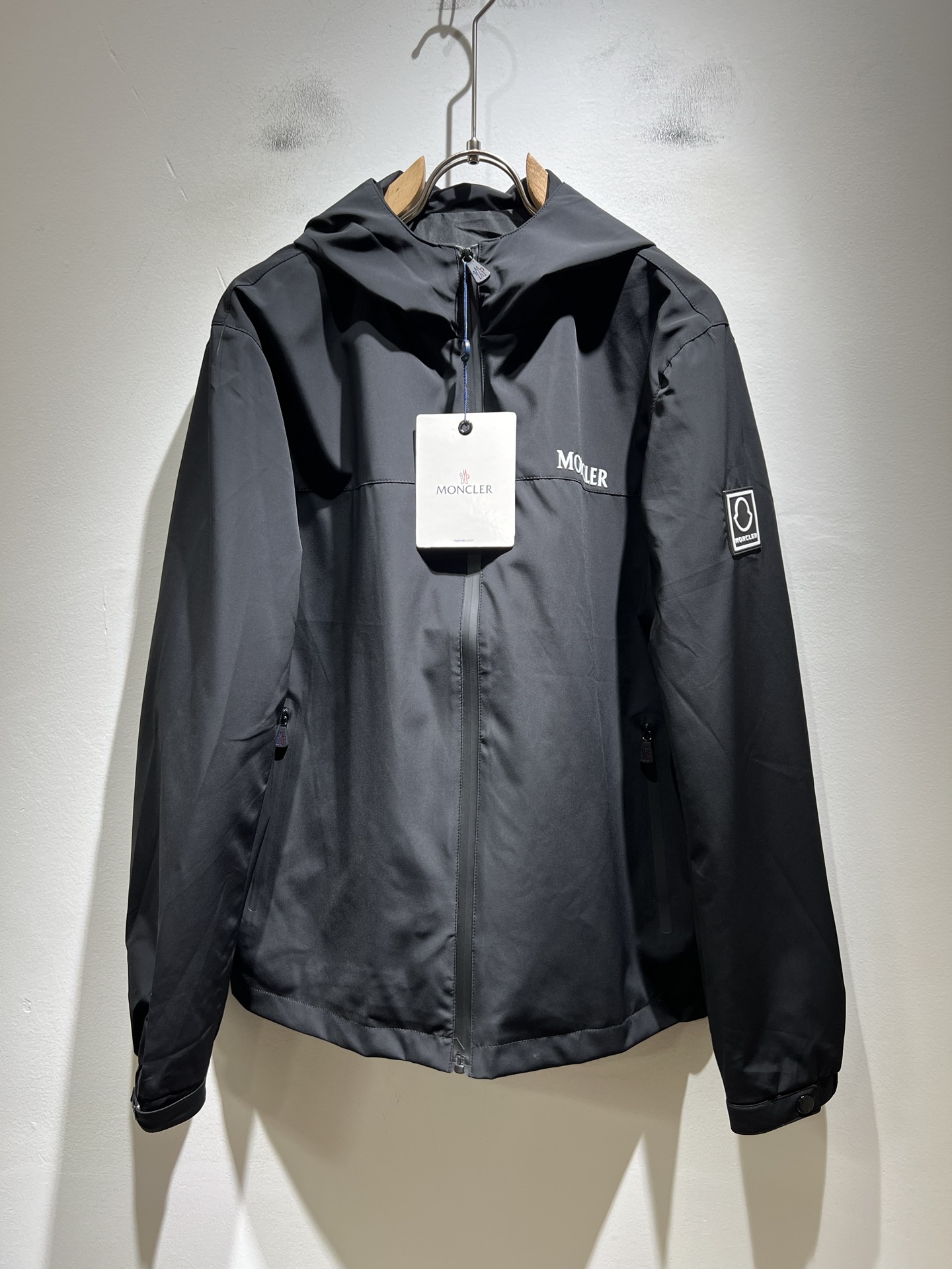 Monc*ler蒙*口2025秋冬经典夹克外套，都市时尚休闲款！面料超软面料帅酷爆款夹克外套。时尚都市百