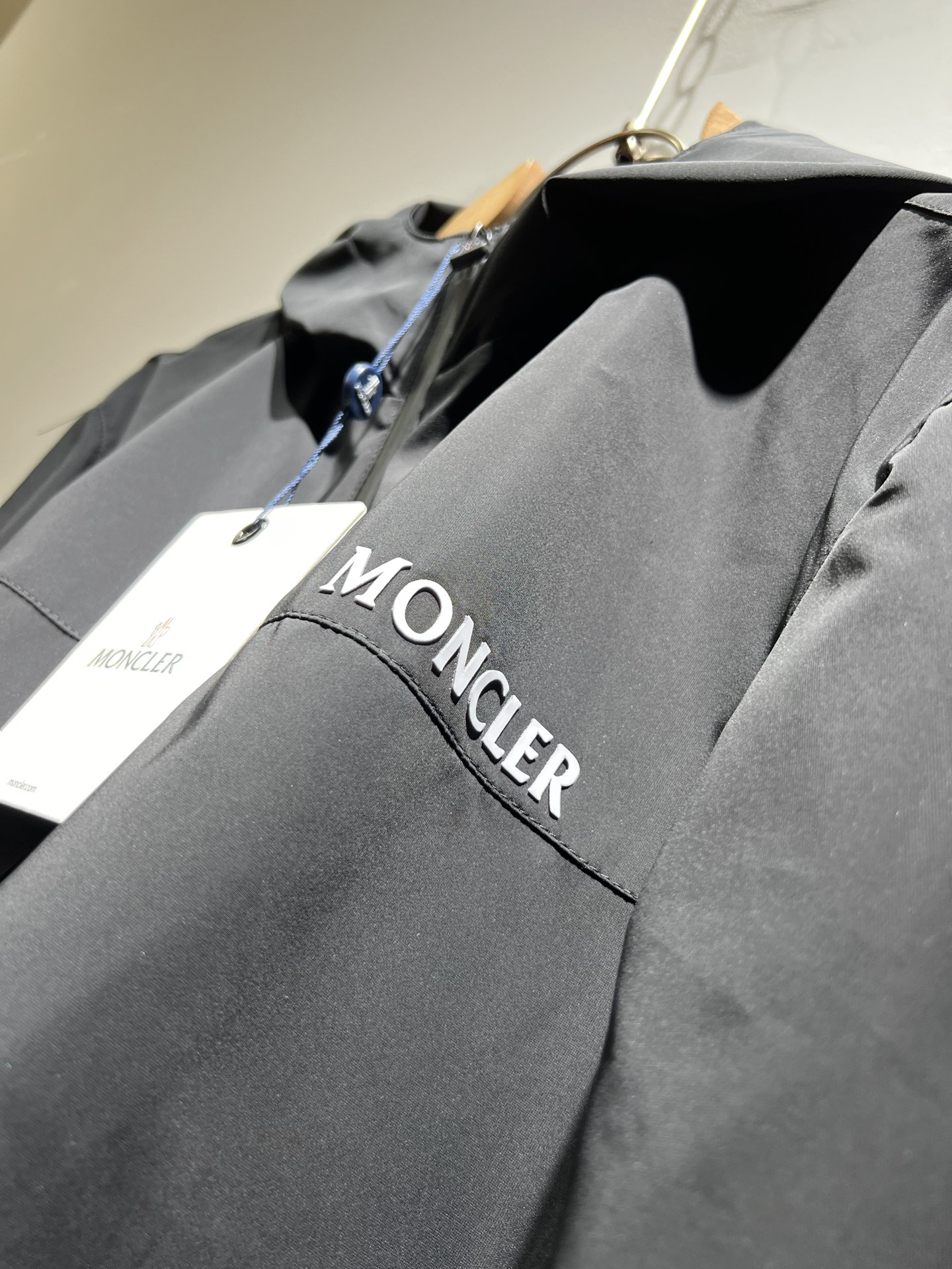 Monc*ler蒙*口2025秋冬经典夹克外套，都市时尚休闲款！面料超软面料帅酷爆款夹克外套。时尚都市百