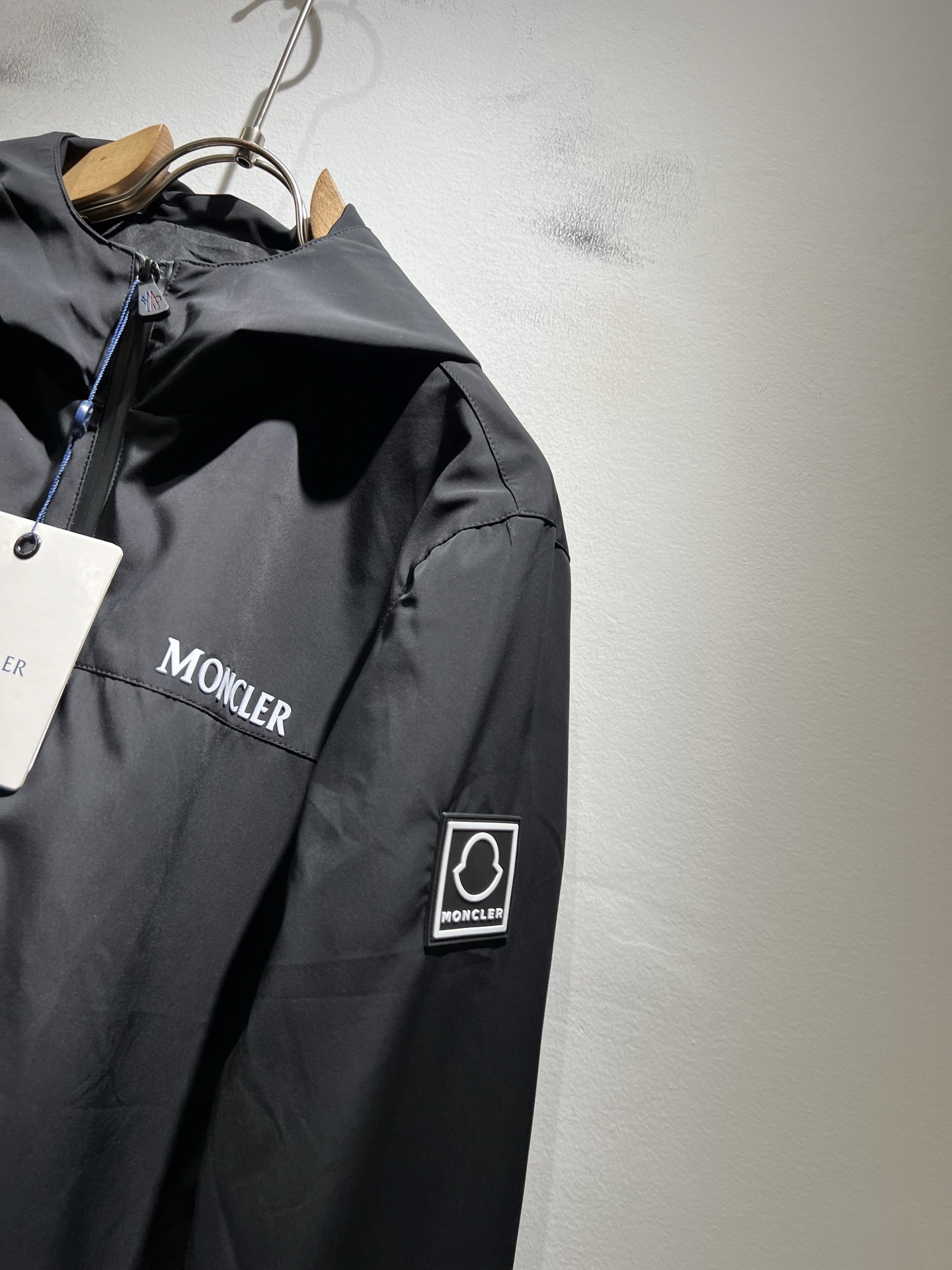 Monc*ler蒙*口2025秋冬经典夹克外套，都市时尚休闲款！面料超软面料帅酷爆款夹克外套。时尚都市百