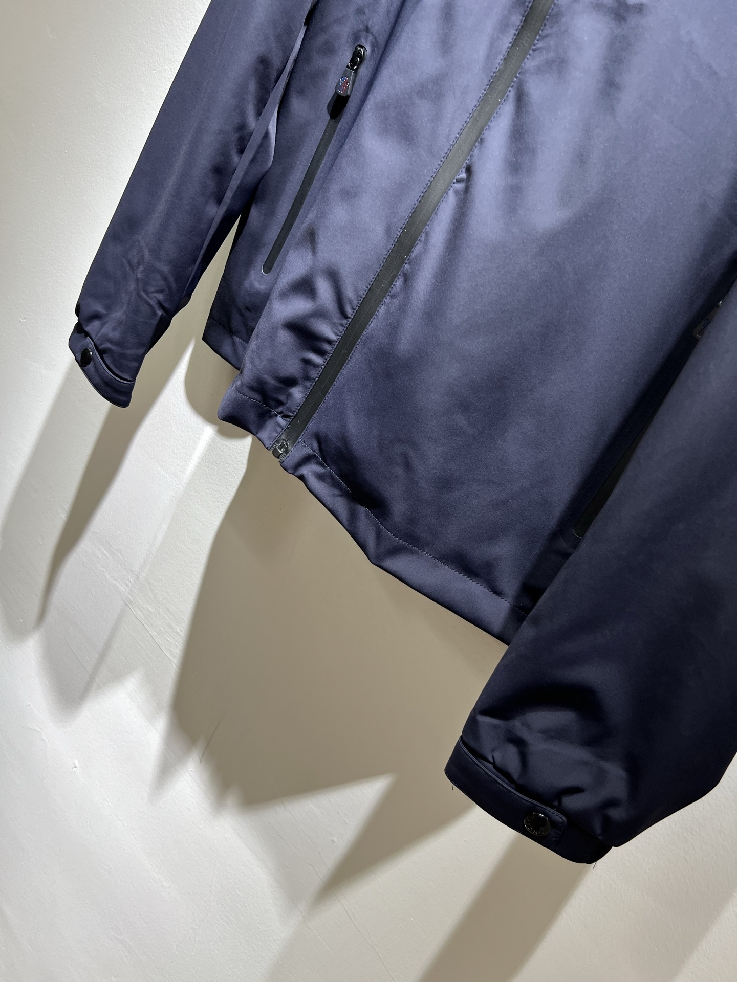 Monc*ler蒙*口2025秋冬经典夹克外套，都市时尚休闲款！面料超软面料帅酷爆款夹克外套。时尚都市百