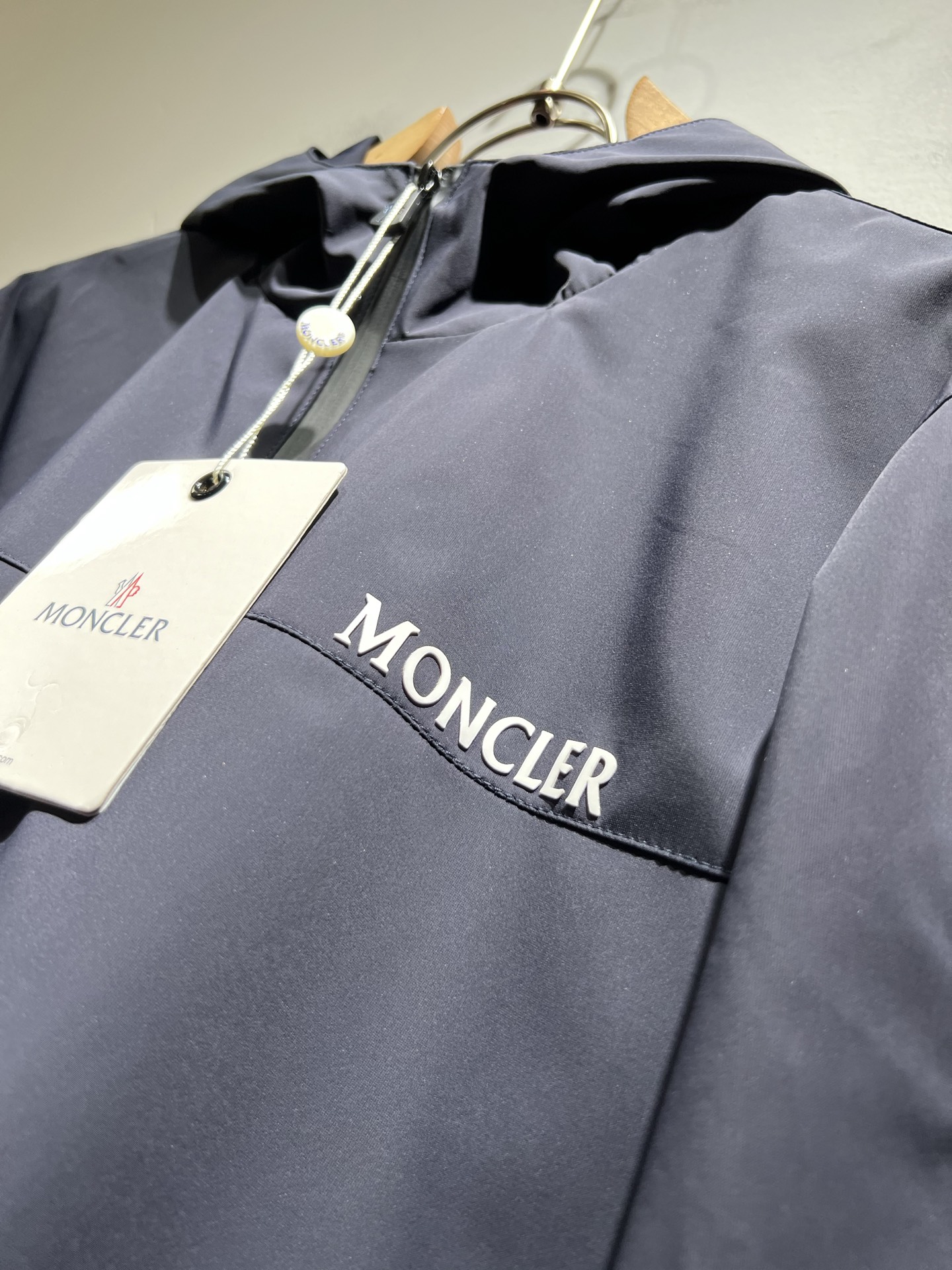 Monc*ler蒙*口2025秋冬经典夹克外套，都市时尚休闲款！面料超软面料帅酷爆款夹克外套。时尚都市百