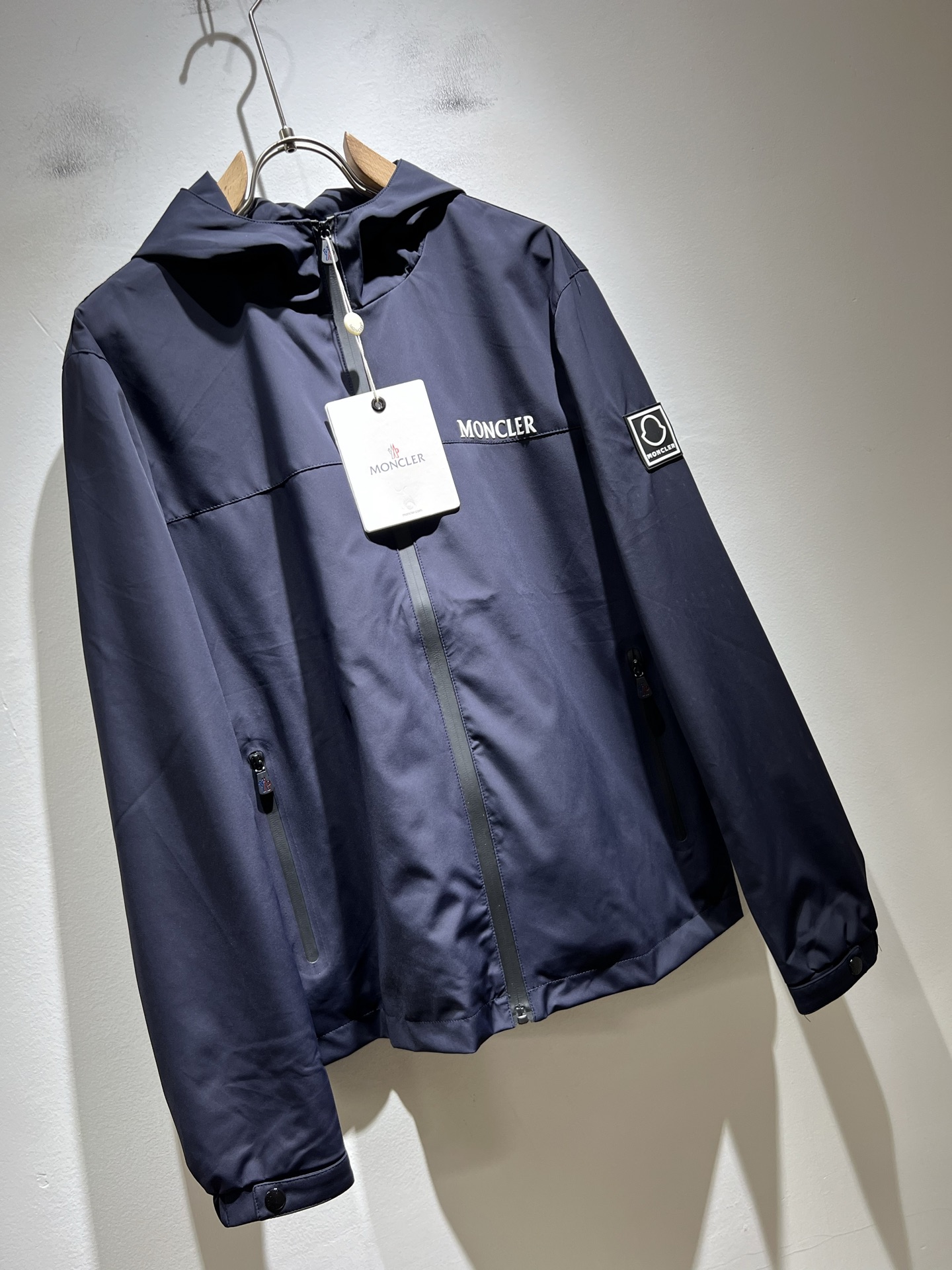 Monc*ler蒙*口2025秋冬经典夹克外套，都市时尚休闲款！面料超软面料帅酷爆款夹克外套。时尚都市百