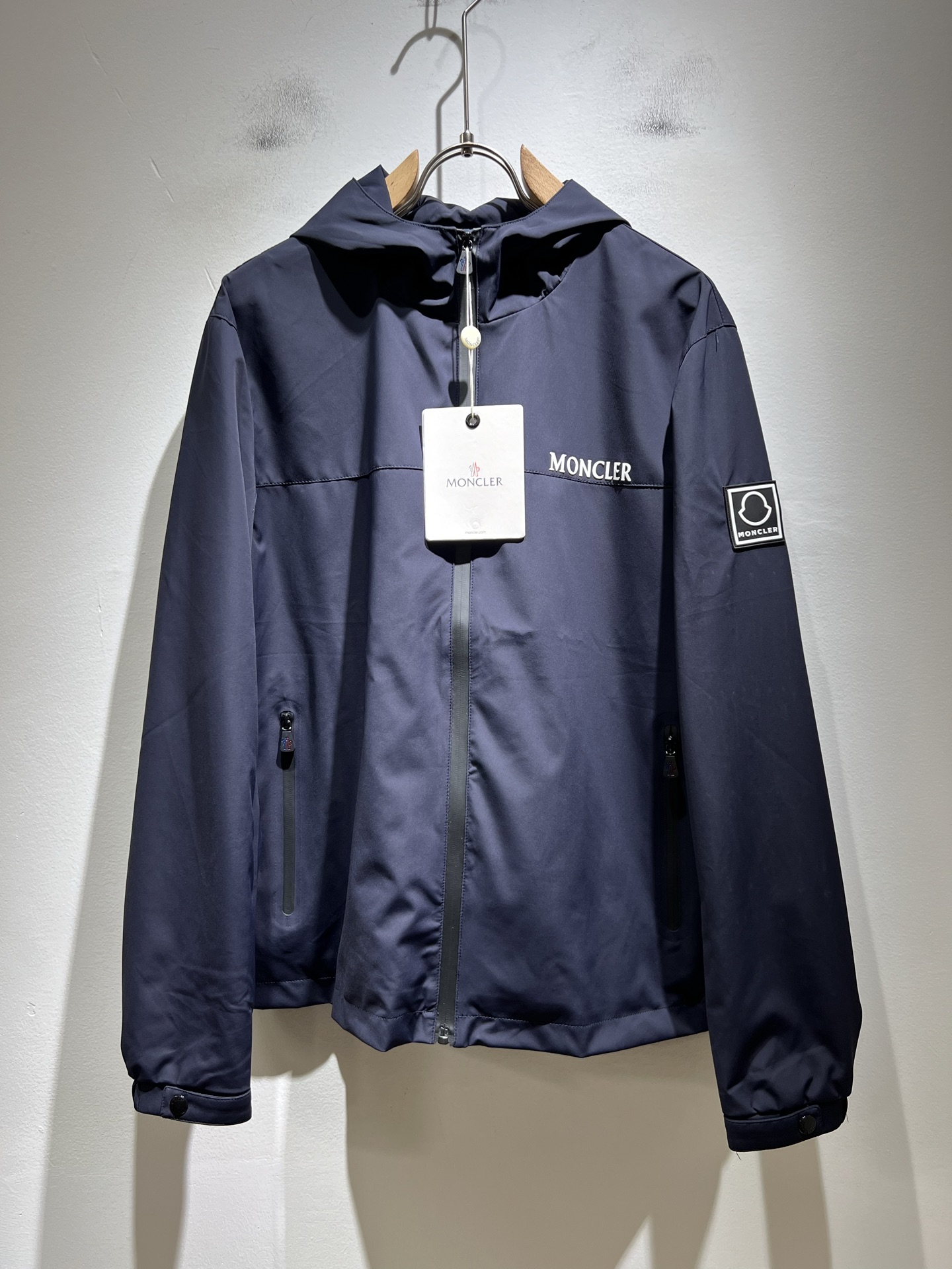 Monc*ler蒙*口2025秋冬经典夹克外套，都市时尚休闲款！面料超软面料帅酷爆款夹克外套。时尚都市百