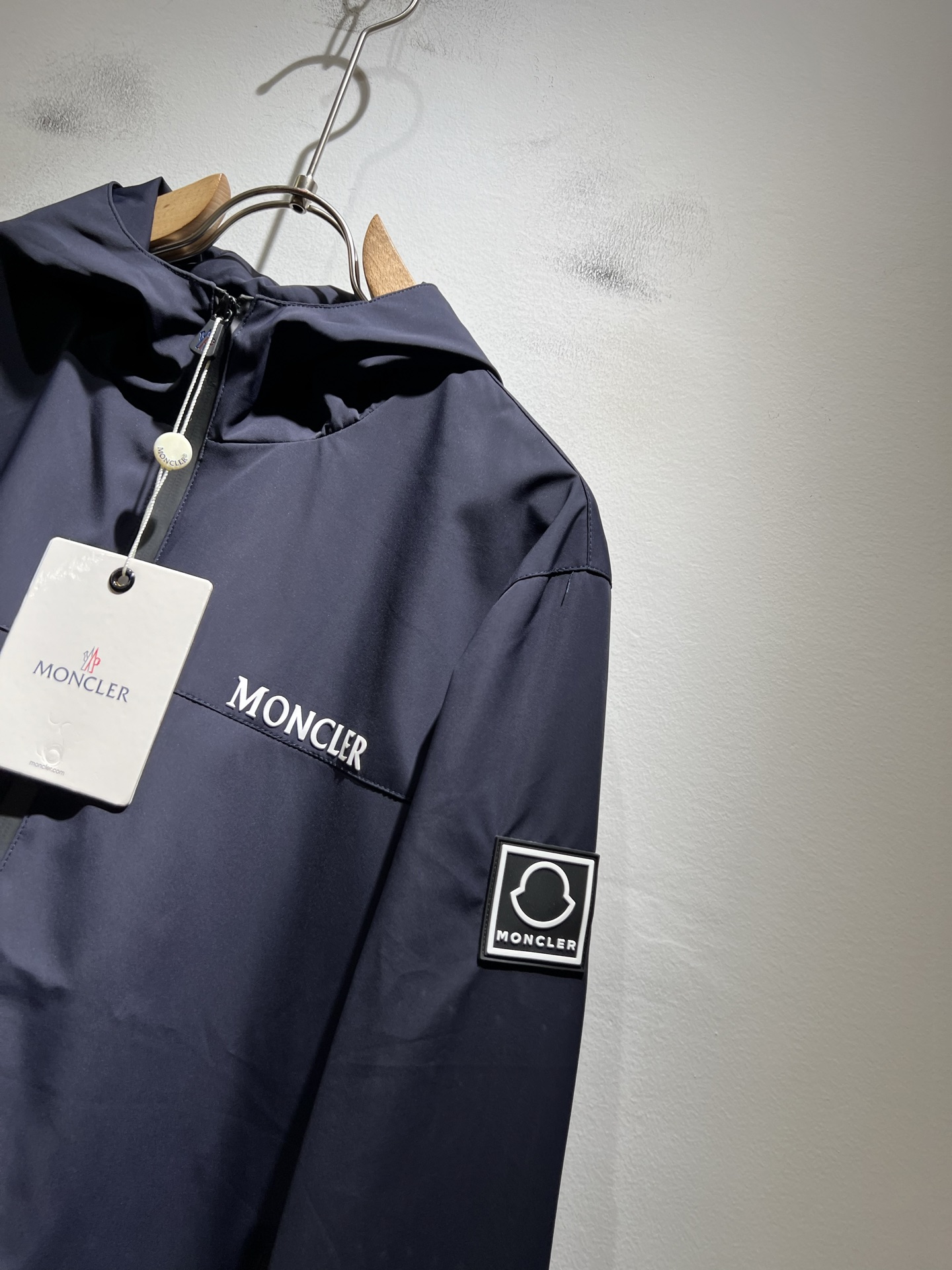 Monc*ler蒙*口2025秋冬经典夹克外套，都市时尚休闲款！面料超软面料帅酷爆款夹克外套。时尚都市百