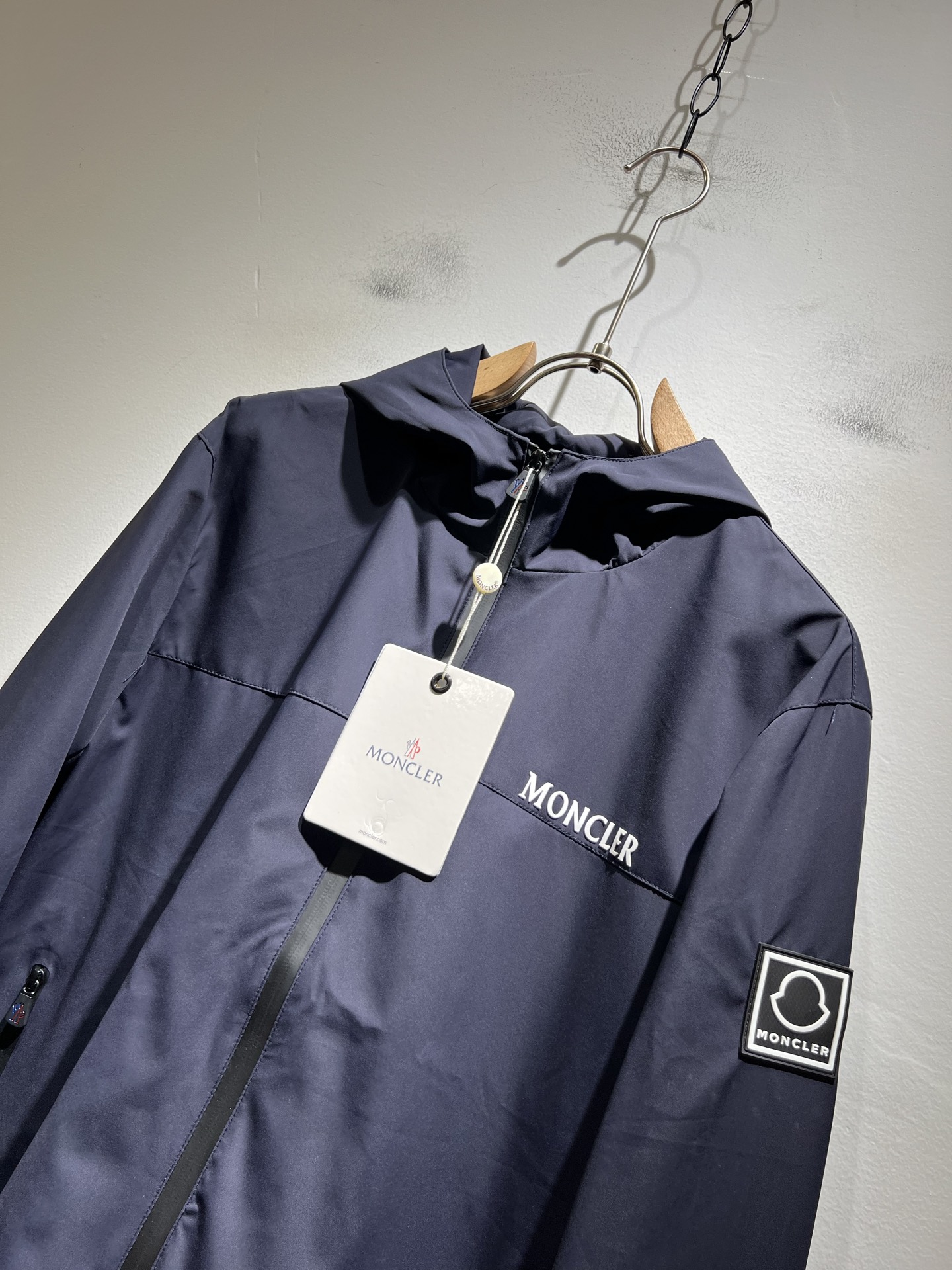 Monc*ler蒙*口2025秋冬经典夹克外套，都市时尚休闲款！面料超软面料帅酷爆款夹克外套。时尚都市百