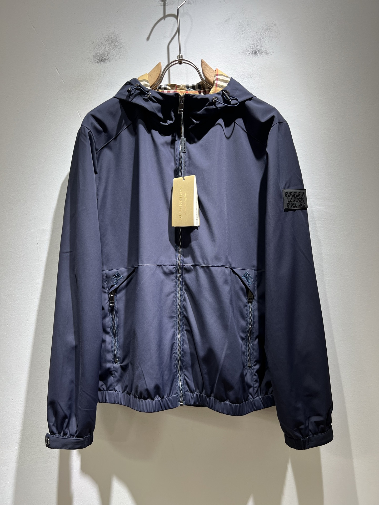 NO:537290,BURBER*Y BAR*Li’s new autumn and winter jacket is coming. It is made of a popular environmentally friendly polyester fiber fabric recently. It is a high-end outdoor sports and leisure series, which is very popular and sports trend!  The latest special material developed by BUR, memory fabric, is also called memory cloth, which refers to fabrics with morphological memory functions, and the breast logo pattern glue-pressing design!  Selling all versions on the market in seconds is not a level at all. Whether it is material, detail restoration and craftsmanship, you are not afraid of any challenges. Just to contribute wonderful products to everyone. As always, it is consistent. A style that implements the core concept of BUR tightly ties the plaid and fashion, always maintains perfection, a simple but not simple design style perfectly meets the outfit you need in daily life. Size: M-3XL, burberry, jackets & coats, jackets & coats, alexander wang19860909BURBER*Y巴*莉2025秋冬新品夹克外套重磅来袭,最近比较火热的环保聚酯纤维面料制作而成,高端户外运动休闲系列,非常火热运动风潮！BUR最新研发的特殊材质,记忆面料也叫记忆布,是指具有形态记忆功能的面料,胸前logo图案压胶设计！秒杀市面上一切版本,只能说根本就不是一个级别的存在,不管是材质还是细节还原度以及工艺制作方面,不惧任何挑战,只为给大家奉献绝妙产物一如既往,始终如一,贯彻了BUR核心理念的一个款式将格纹与时尚紧紧的捆绑在一起,时刻保持完美,简约而不简单的的设计风格,完美的满足了你日常所需要的穿搭.尺码:M-3XL,,burberry,jackets & coats,jackets & coats,alexander wang,Men's clothing