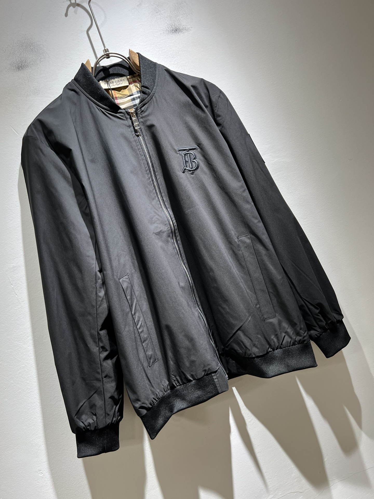 BURBER*Y巴*莉2025秋冬新品夹克外套重磅来袭，最近比较火热的环保聚酯纤维面料制作而成，高端户外