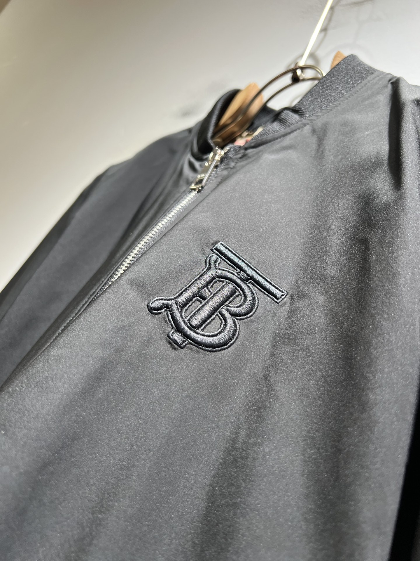 BURBER*Y巴*莉2025秋冬新品夹克外套重磅来袭，最近比较火热的环保聚酯纤维面料制作而成，高端户外