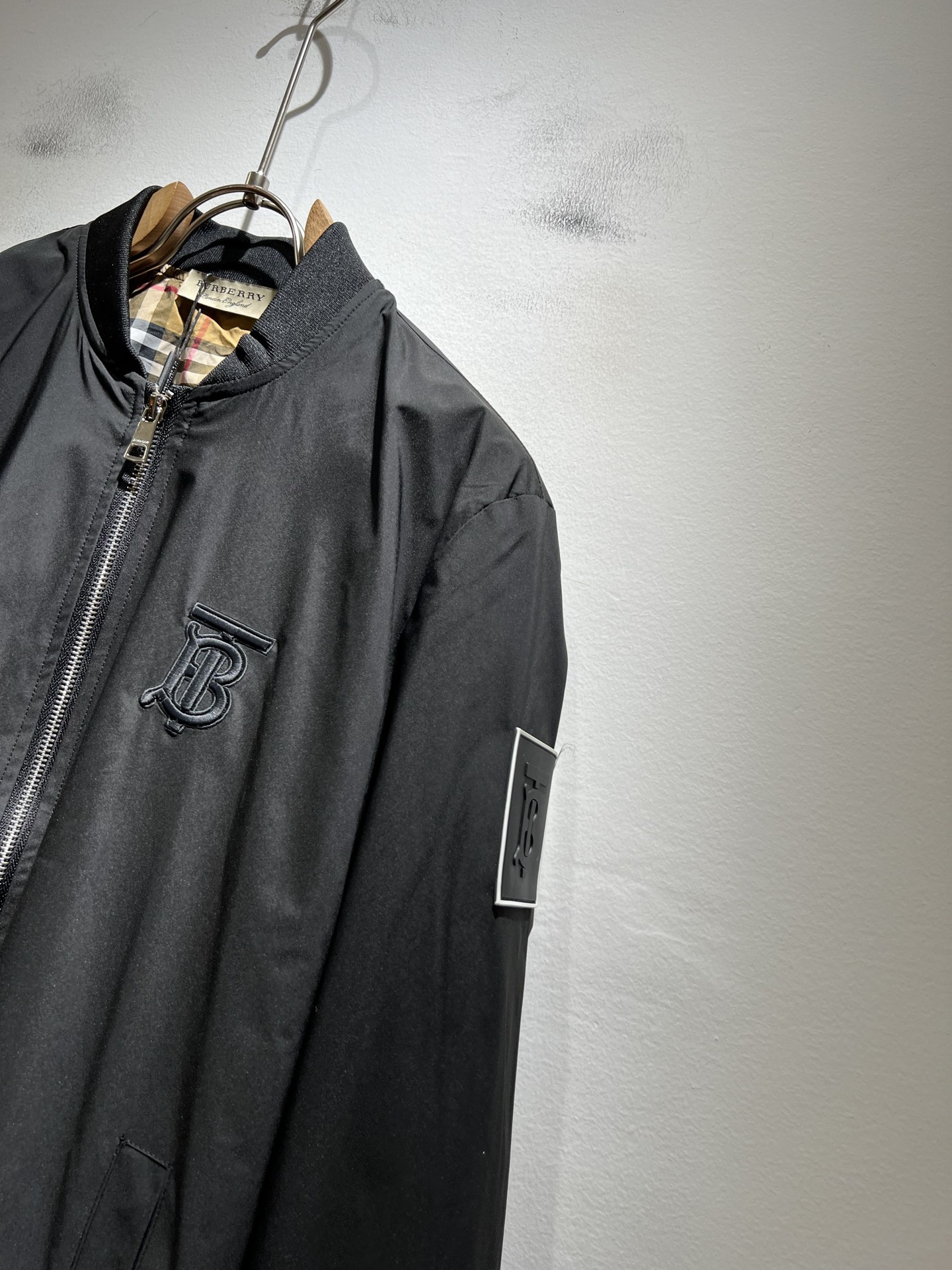 BURBER*Y巴*莉2025秋冬新品夹克外套重磅来袭，最近比较火热的环保聚酯纤维面料制作而成，高端户外