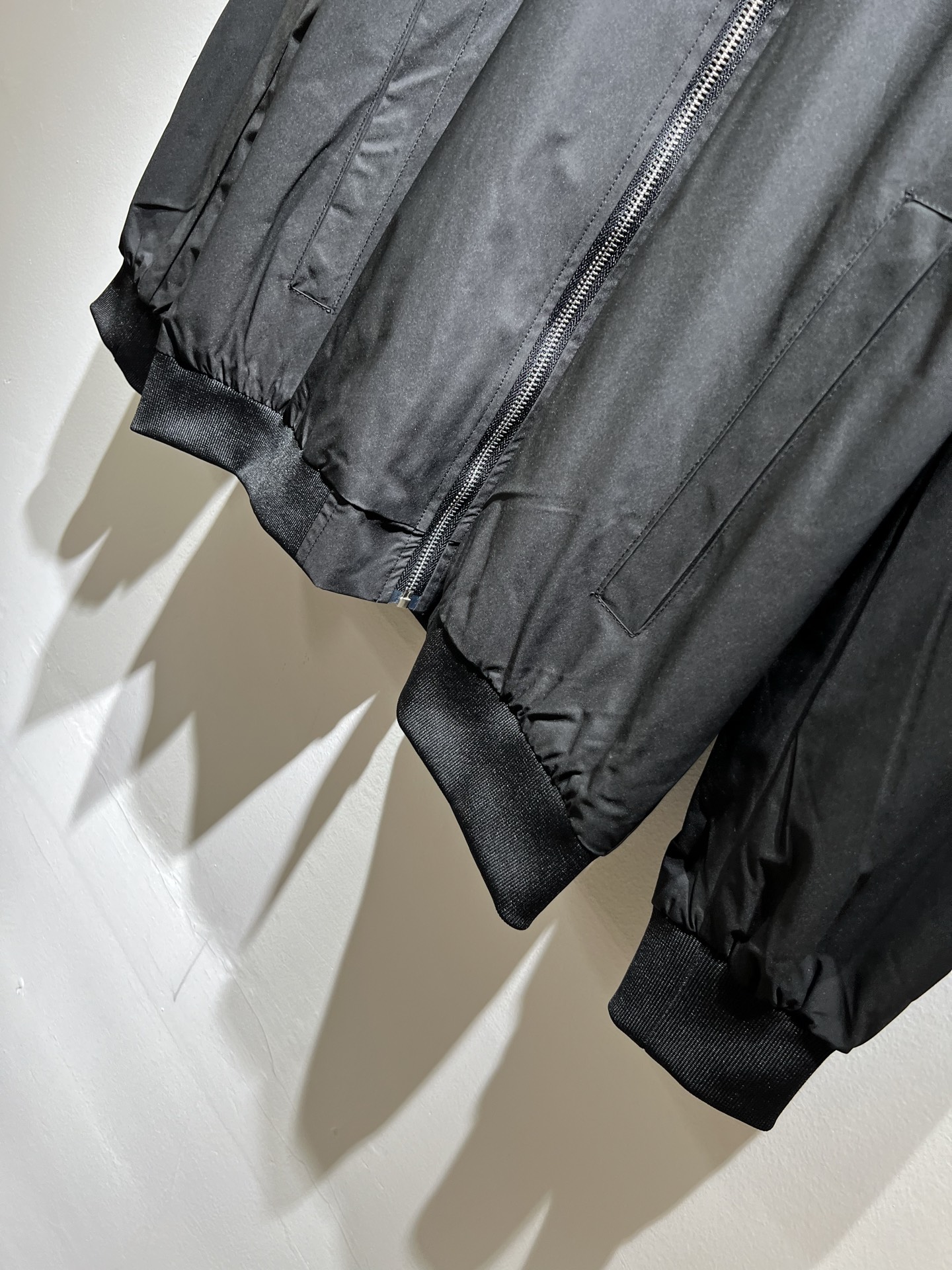 BURBER*Y巴*莉2025秋冬新品夹克外套重磅来袭，最近比较火热的环保聚酯纤维面料制作而成，高端户外