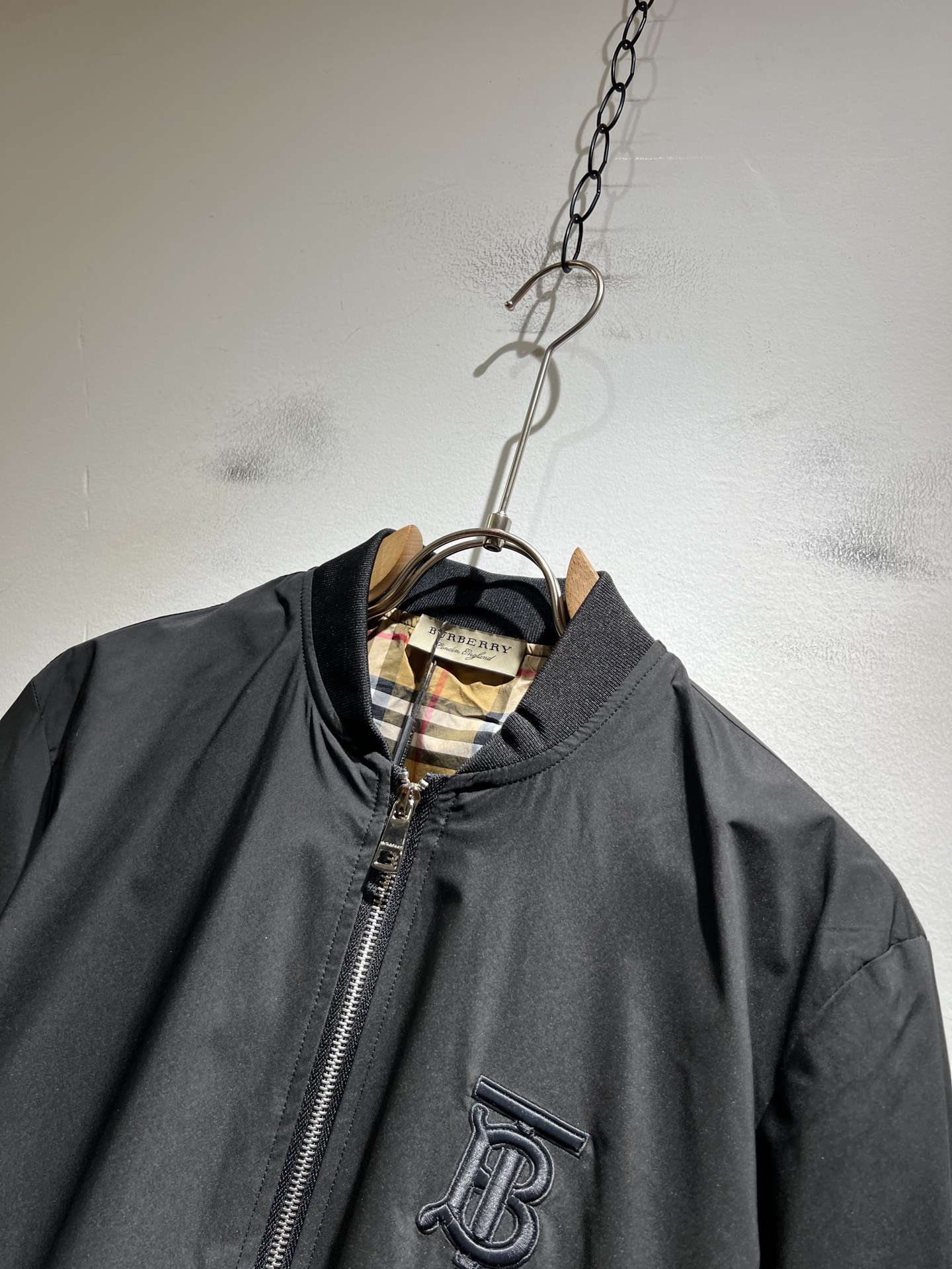 BURBER*Y巴*莉2025秋冬新品夹克外套重磅来袭，最近比较火热的环保聚酯纤维面料制作而成，高端户外