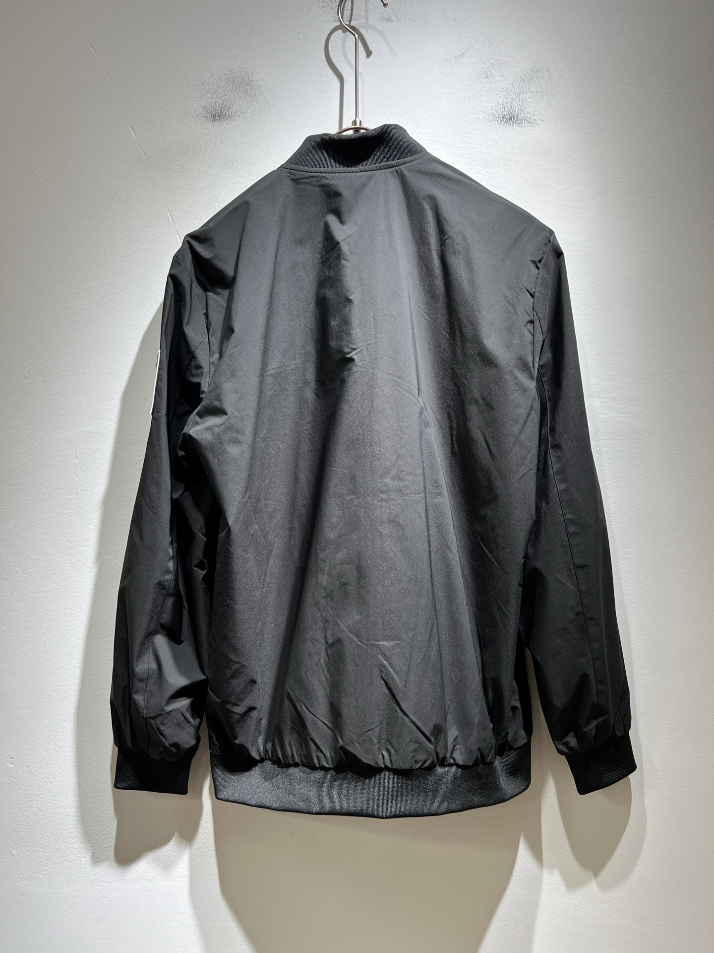 BURBER*Y巴*莉2025秋冬新品夹克外套重磅来袭，最近比较火热的环保聚酯纤维面料制作而成，高端户外