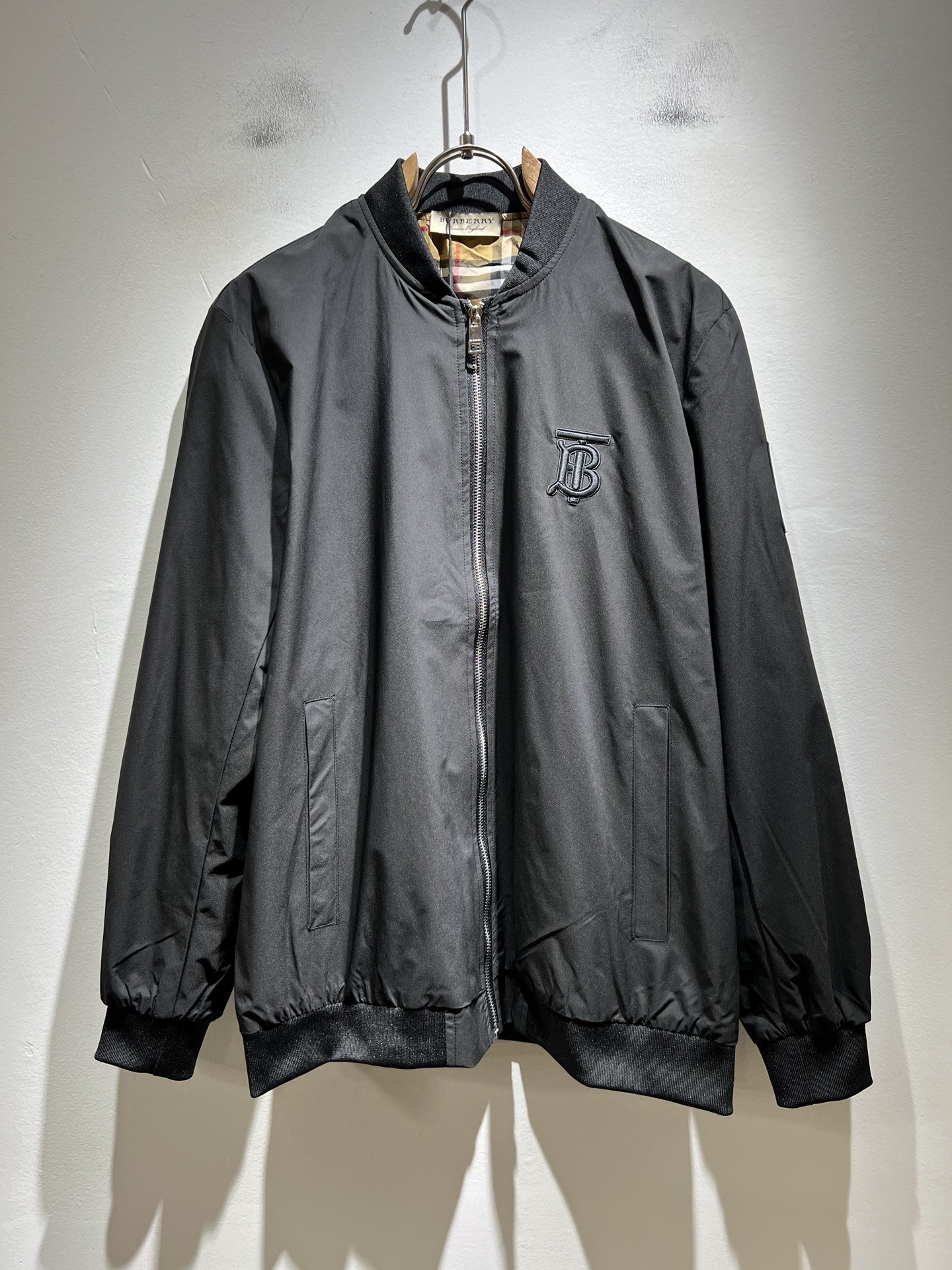 BURBER*Y巴*莉2025秋冬新品夹克外套重磅来袭，最近比较火热的环保聚酯纤维面料制作而成，高端户外