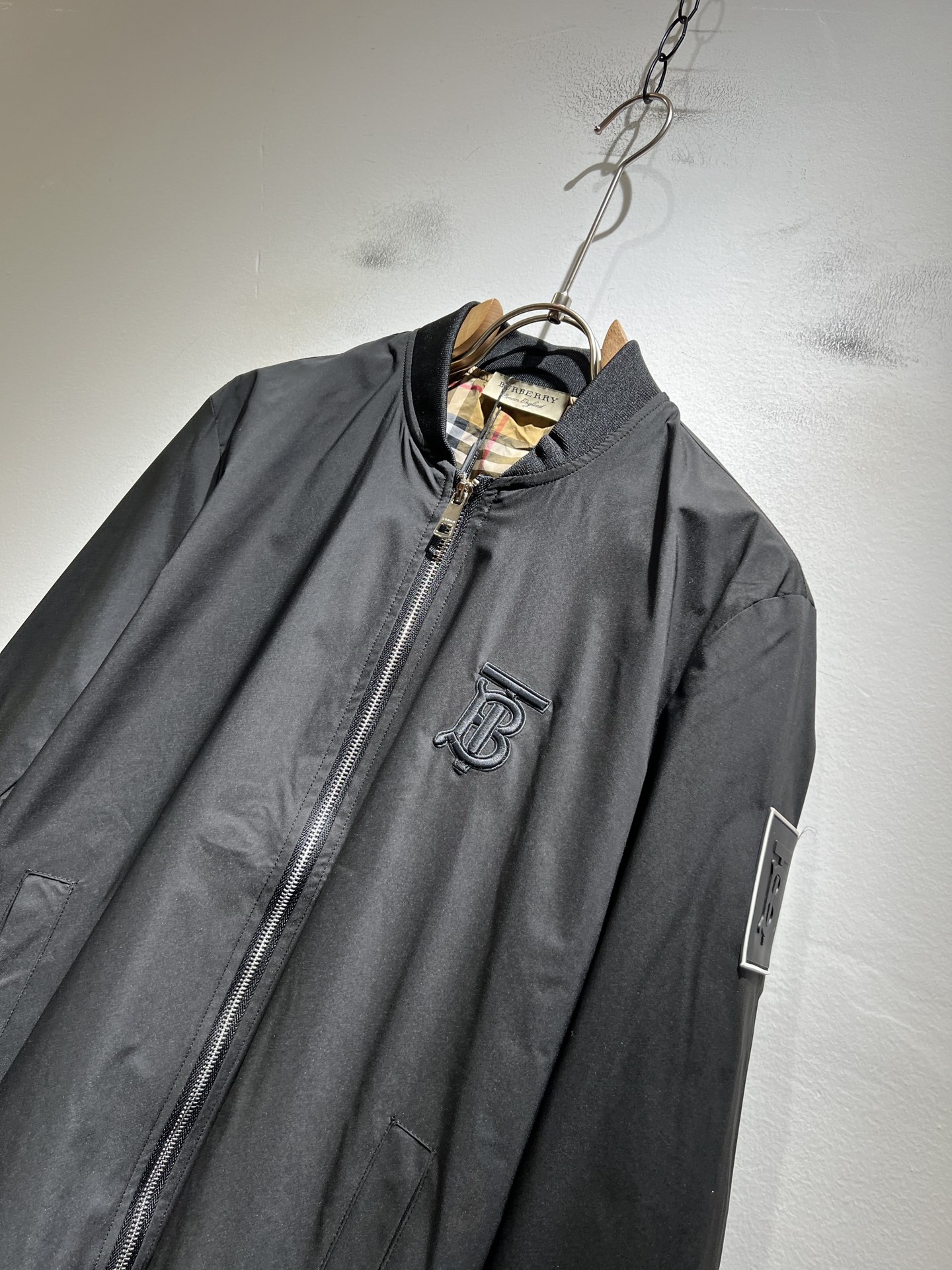 BURBER*Y巴*莉2025秋冬新品夹克外套重磅来袭，最近比较火热的环保聚酯纤维面料制作而成，高端户外