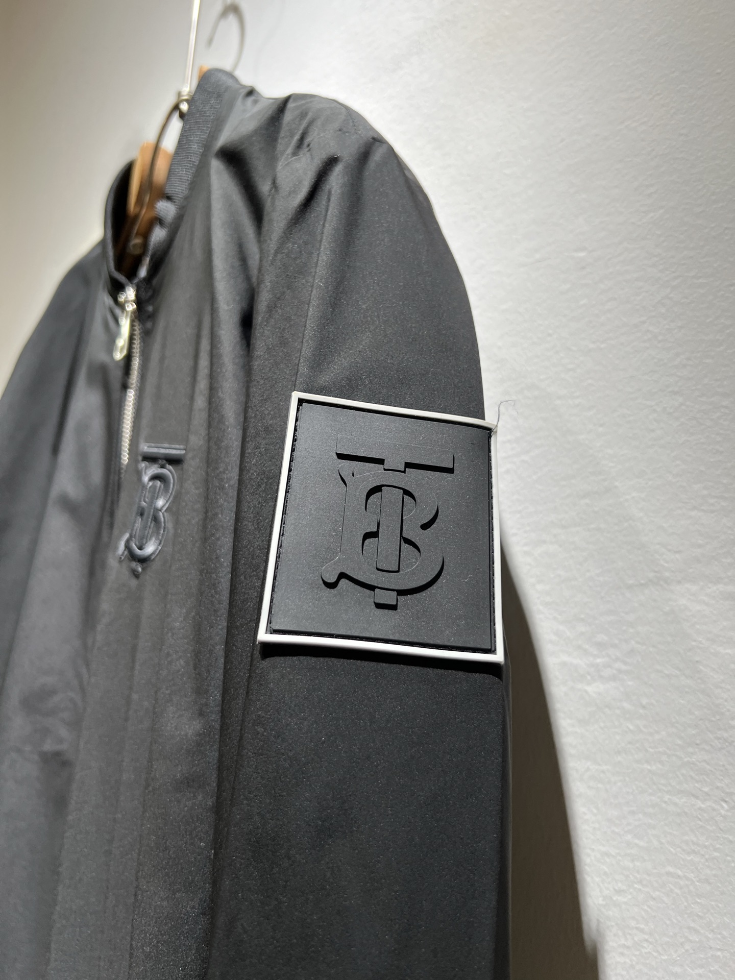 BURBER*Y巴*莉2025秋冬新品夹克外套重磅来袭，最近比较火热的环保聚酯纤维面料制作而成，高端户外