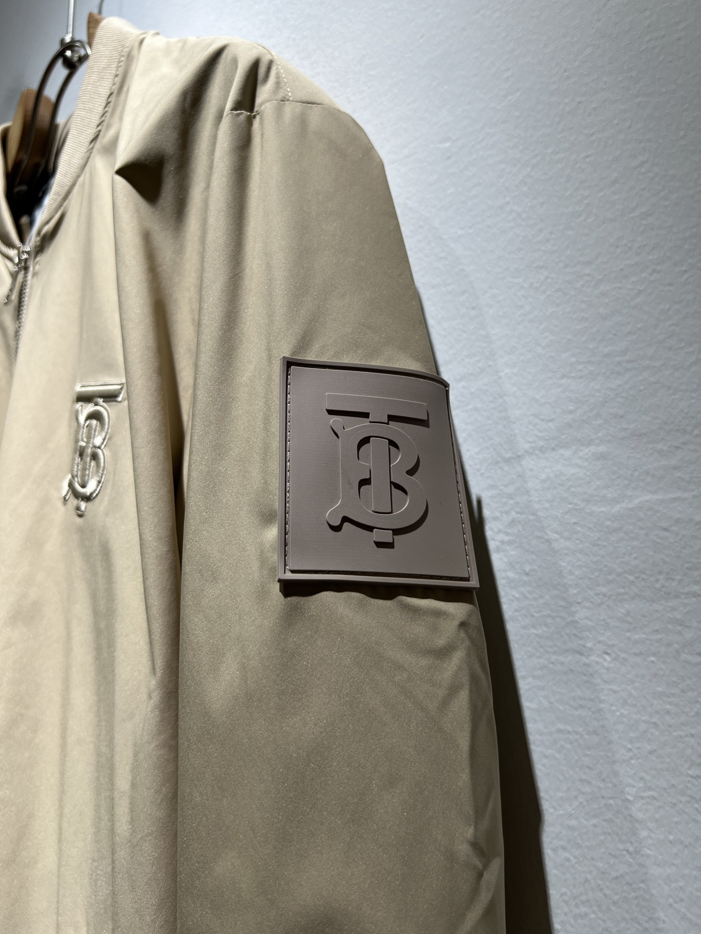 BURBER*Y巴*莉2025秋冬新品夹克外套重磅来袭，最近比较火热的环保聚酯纤维面料制作而成，高端户外