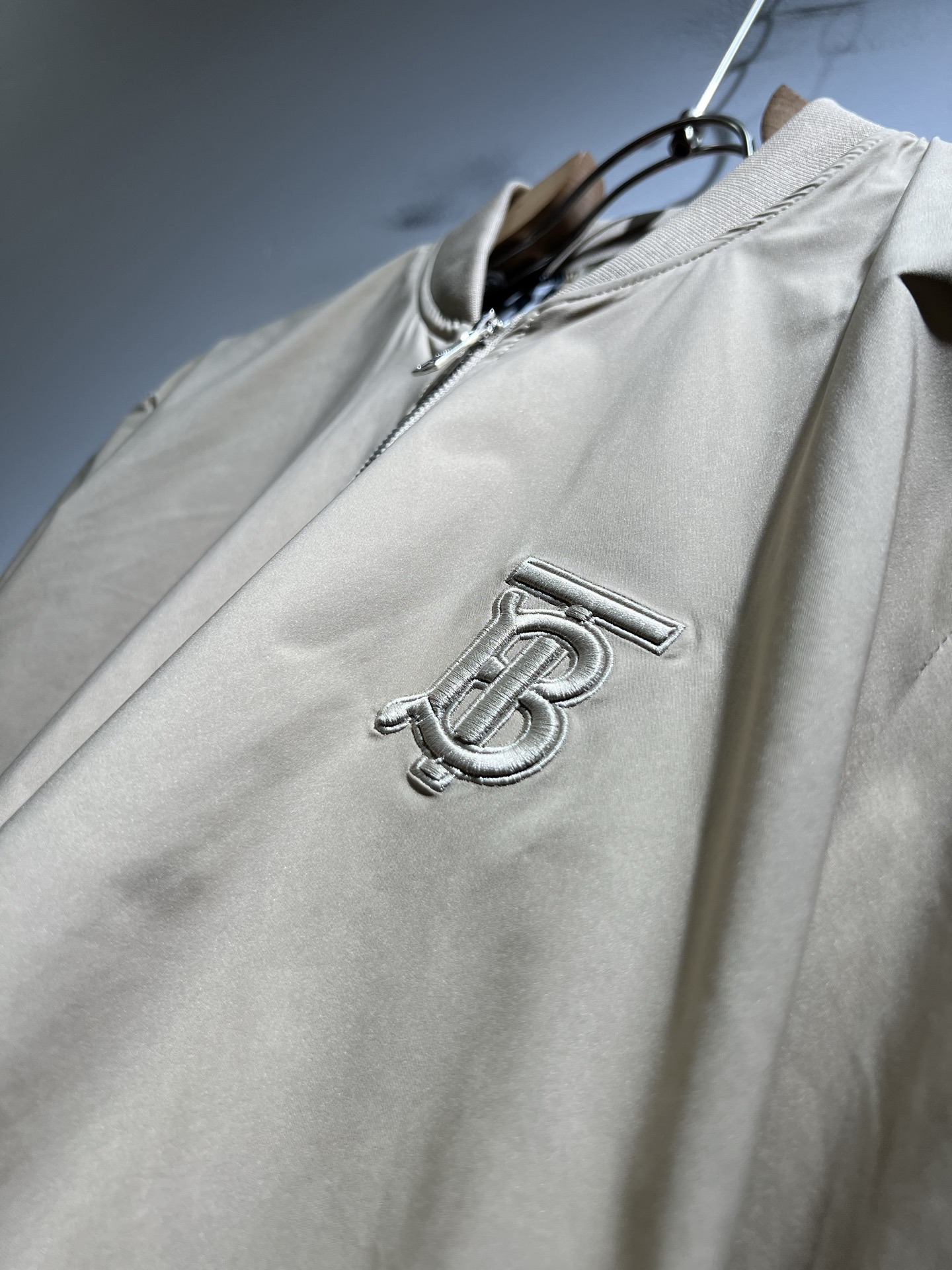 BURBER*Y巴*莉2025秋冬新品夹克外套重磅来袭，最近比较火热的环保聚酯纤维面料制作而成，高端户外