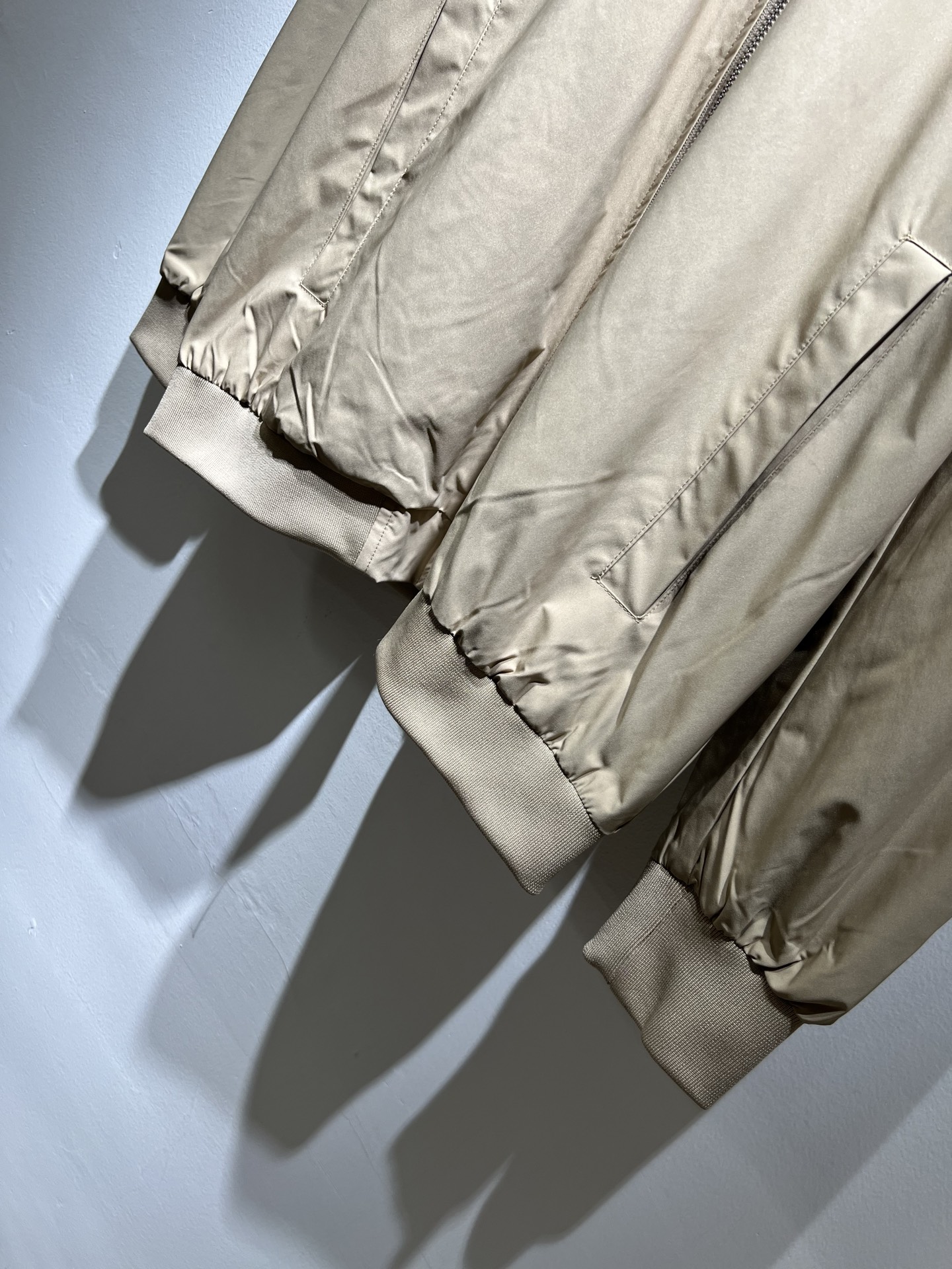 BURBER*Y巴*莉2025秋冬新品夹克外套重磅来袭，最近比较火热的环保聚酯纤维面料制作而成，高端户外