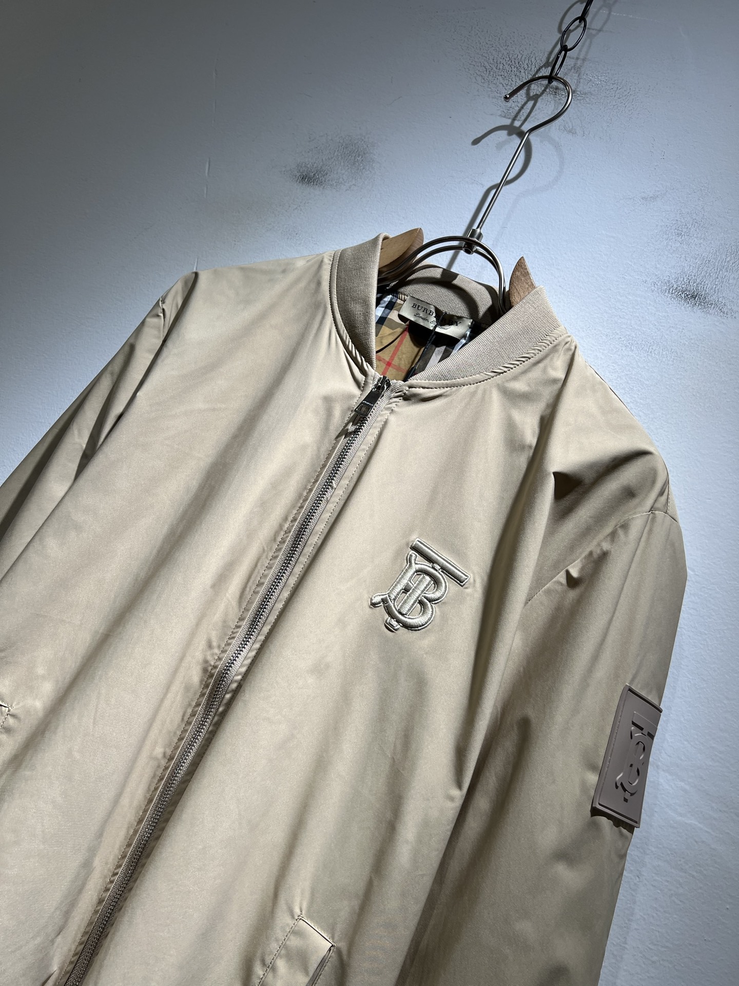 BURBER*Y巴*莉2025秋冬新品夹克外套重磅来袭，最近比较火热的环保聚酯纤维面料制作而成，高端户外