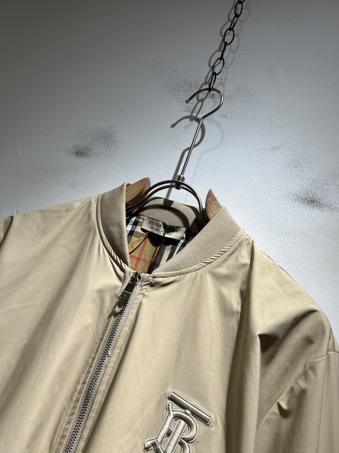 BURBER*Y巴*莉2025秋冬新品夹克外套重磅来袭，最近比较火热的环保聚酯纤维面料制作而成，高端户外