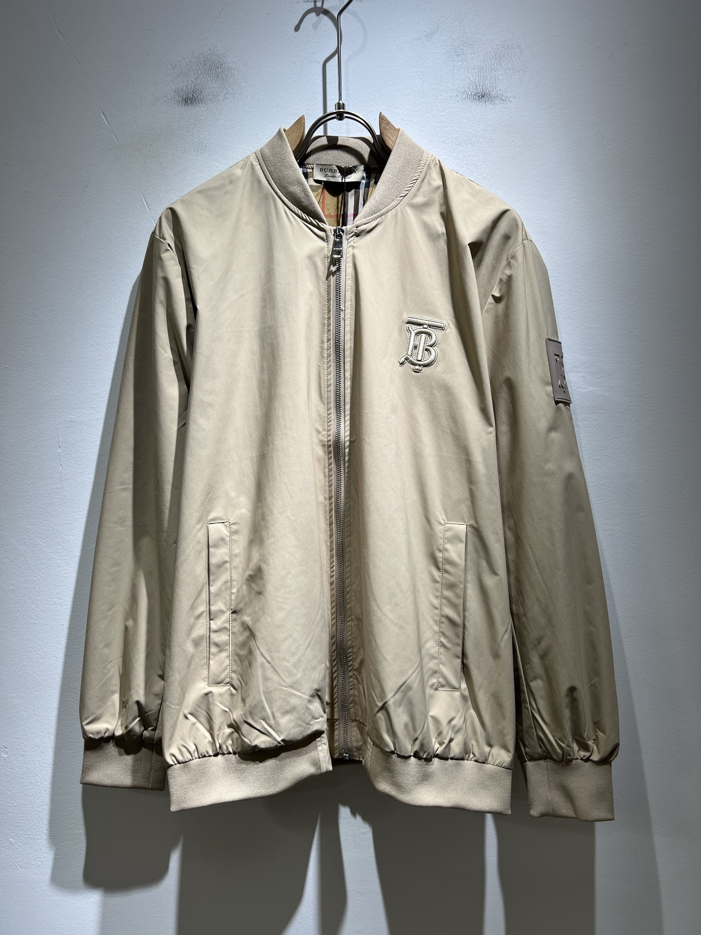 BURBER*Y巴*莉2025秋冬新品夹克外套重磅来袭，最近比较火热的环保聚酯纤维面料制作而成，高端户外