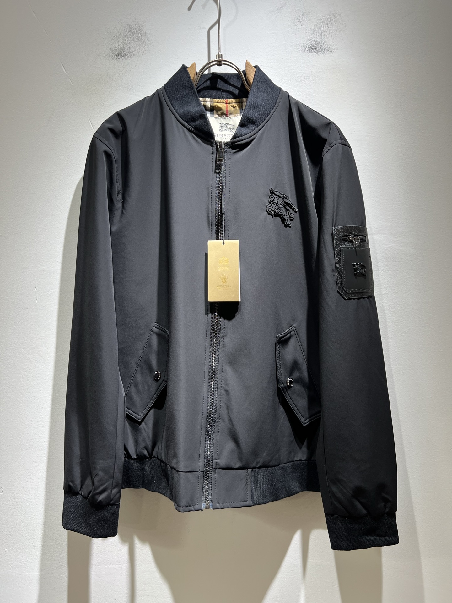 BURBER*Y巴*莉2025秋冬新品夹克外套重磅来袭，最近比较火热的环保聚酯纤维面料制作而成，高端户外