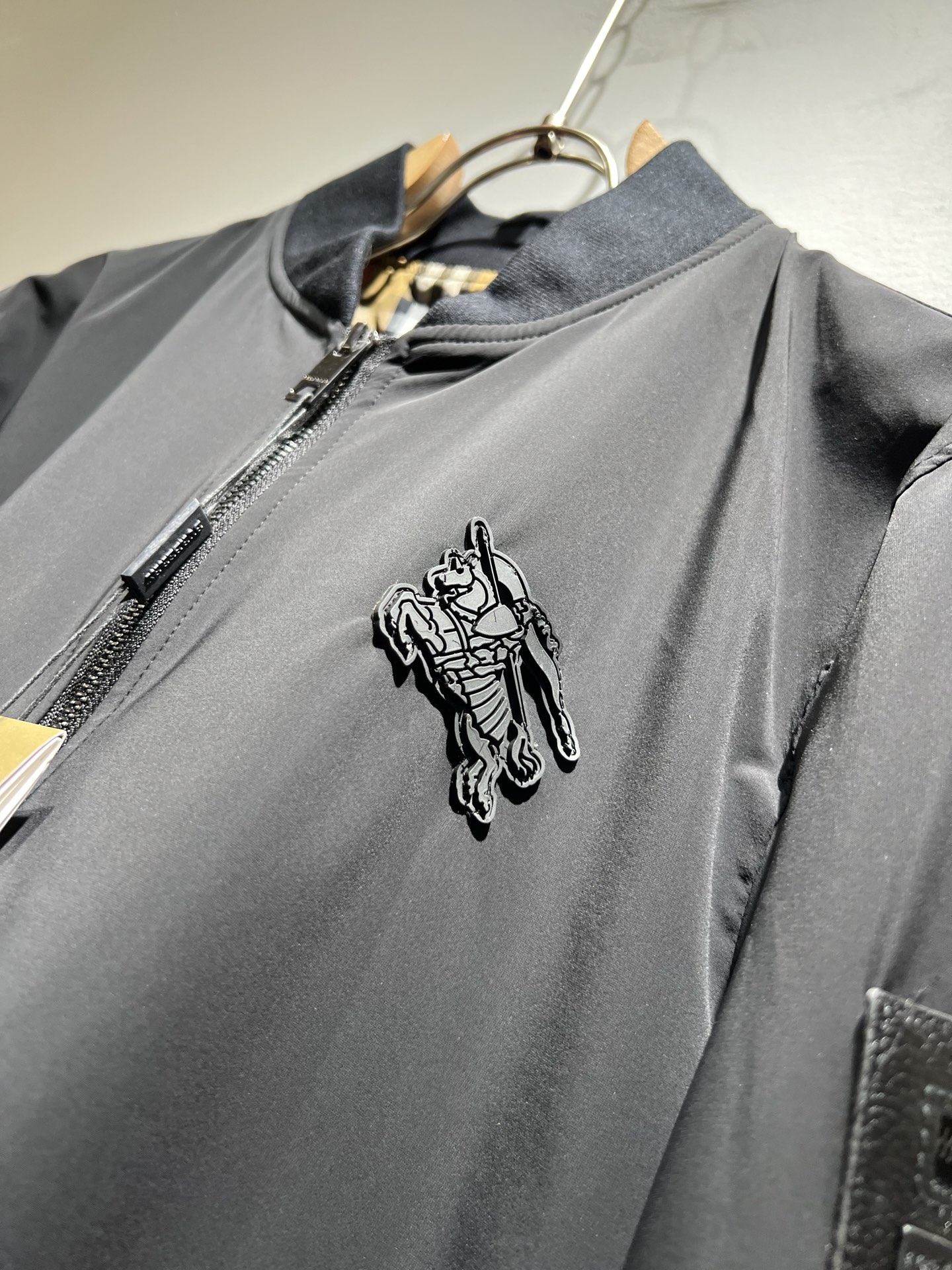 BURBER*Y巴*莉2025秋冬新品夹克外套重磅来袭，最近比较火热的环保聚酯纤维面料制作而成，高端户外