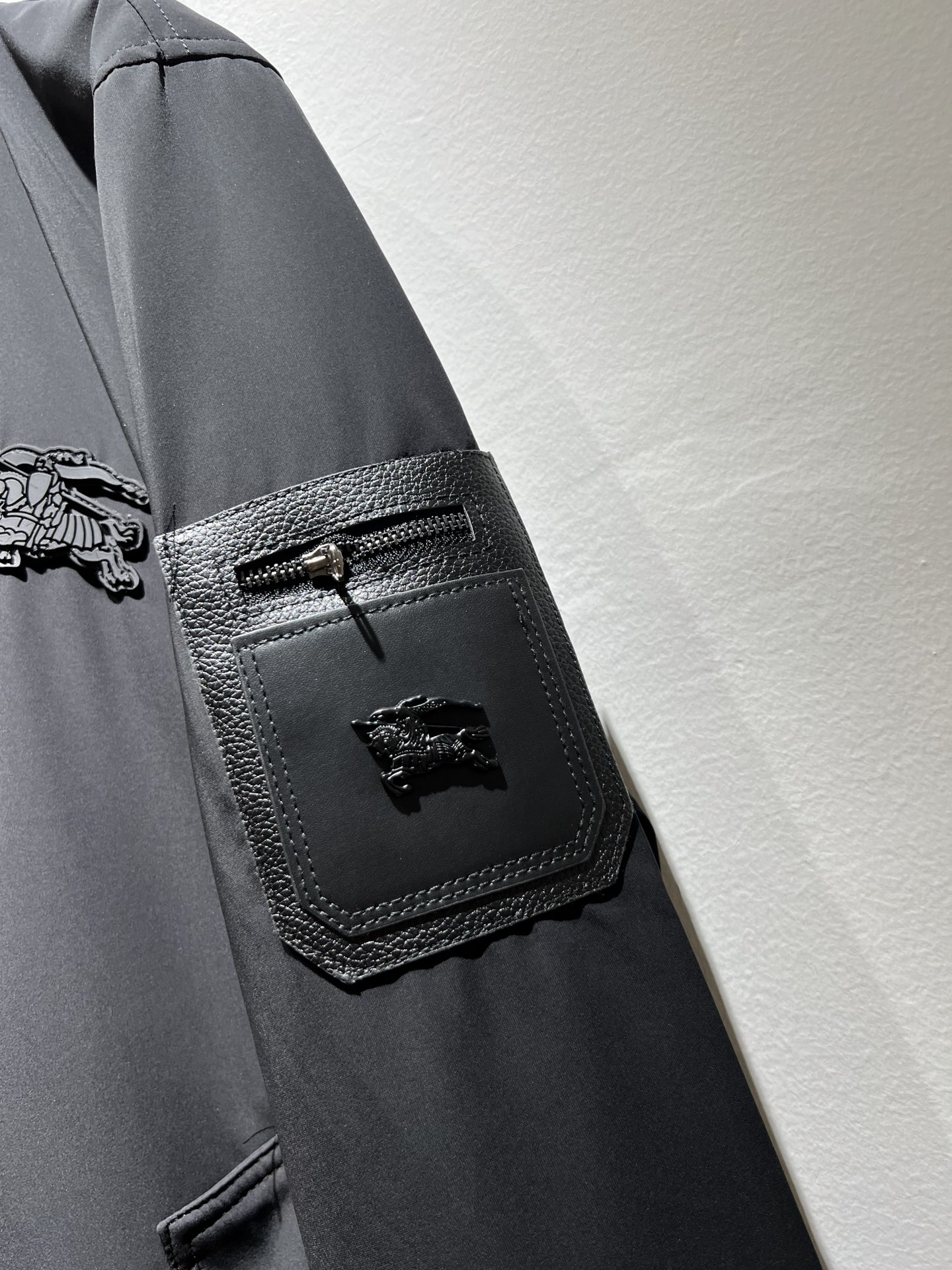 BURBER*Y巴*莉2025秋冬新品夹克外套重磅来袭，最近比较火热的环保聚酯纤维面料制作而成，高端户外