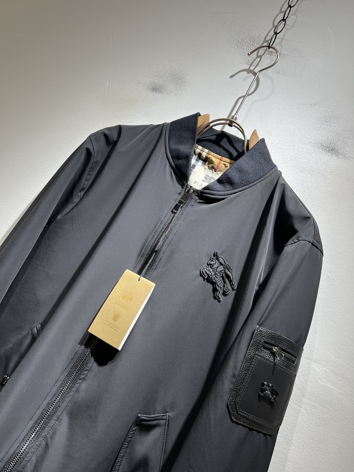 BURBER*Y巴*莉2025秋冬新品夹克外套重磅来袭，最近比较火热的环保聚酯纤维面料制作而成，高端户外