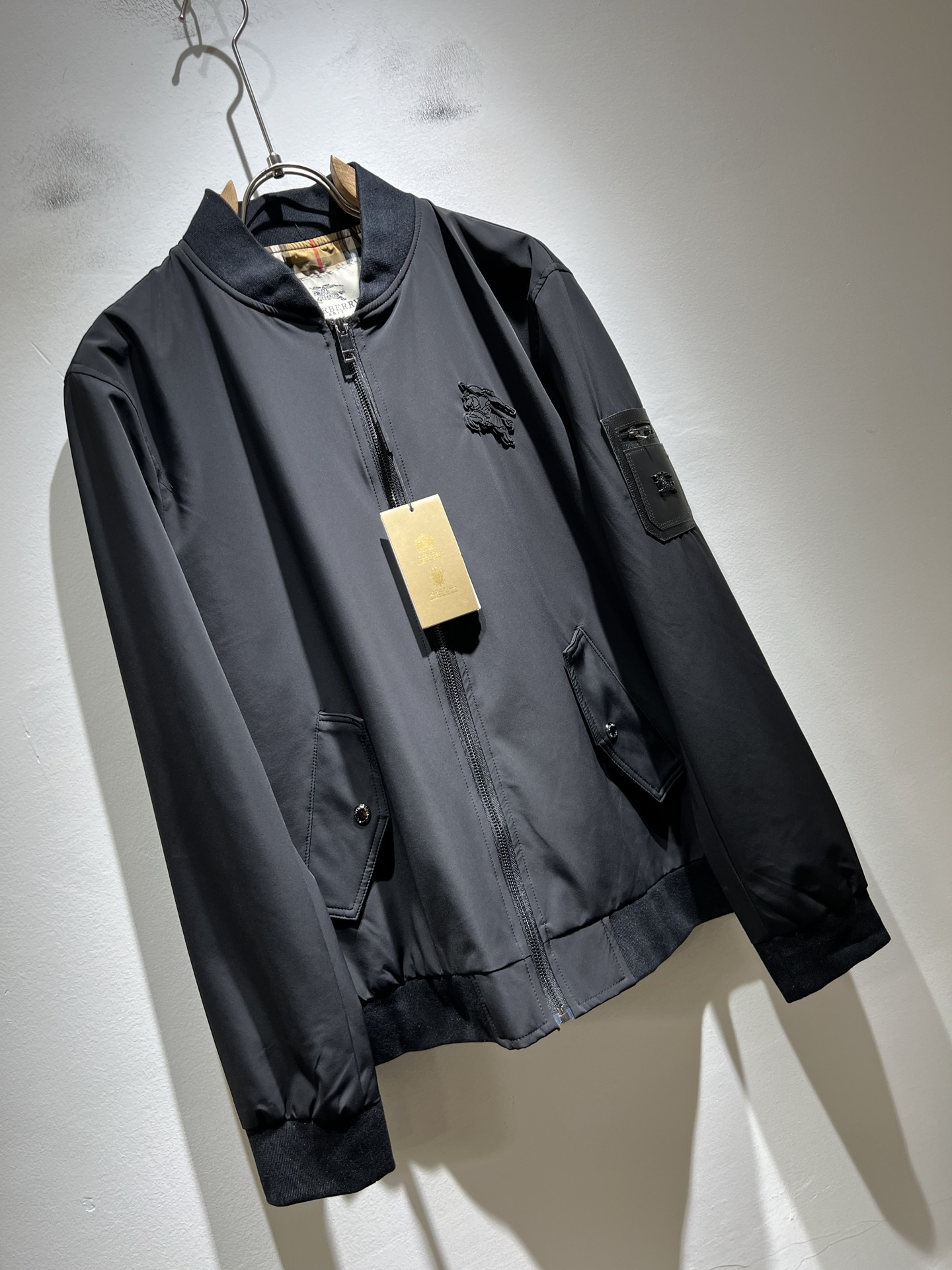 BURBER*Y巴*莉2025秋冬新品夹克外套重磅来袭，最近比较火热的环保聚酯纤维面料制作而成，高端户外