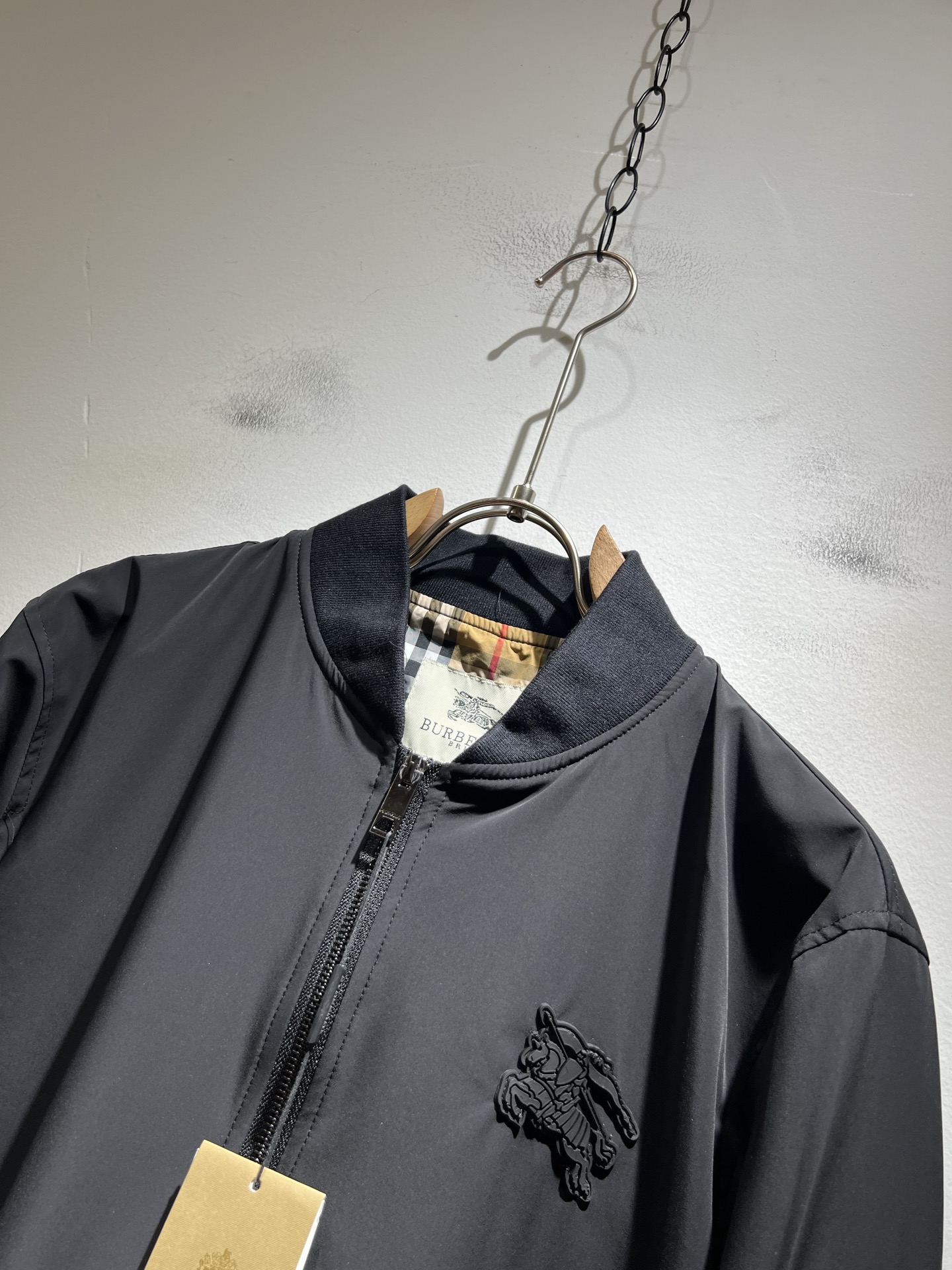 BURBER*Y巴*莉2025秋冬新品夹克外套重磅来袭，最近比较火热的环保聚酯纤维面料制作而成，高端户外