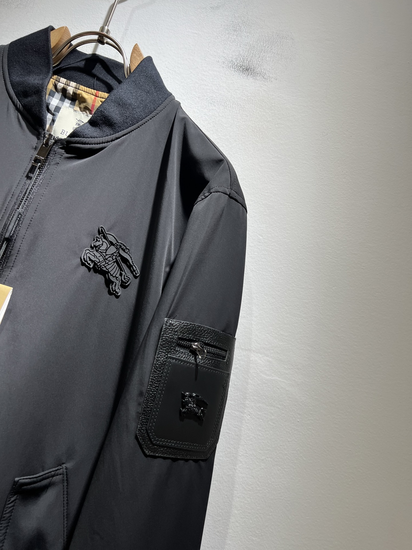 BURBER*Y巴*莉2025秋冬新品夹克外套重磅来袭，最近比较火热的环保聚酯纤维面料制作而成，高端户外