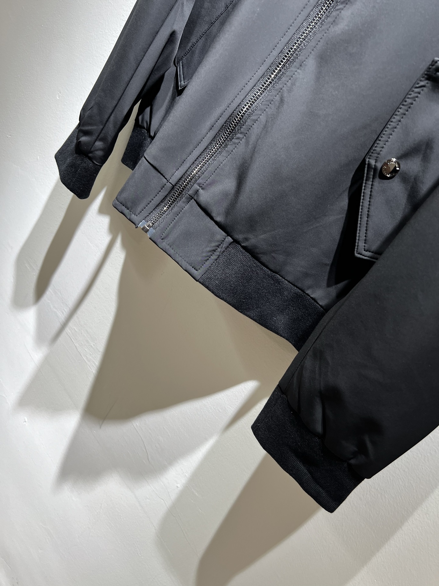 BURBER*Y巴*莉2025秋冬新品夹克外套重磅来袭，最近比较火热的环保聚酯纤维面料制作而成，高端户外