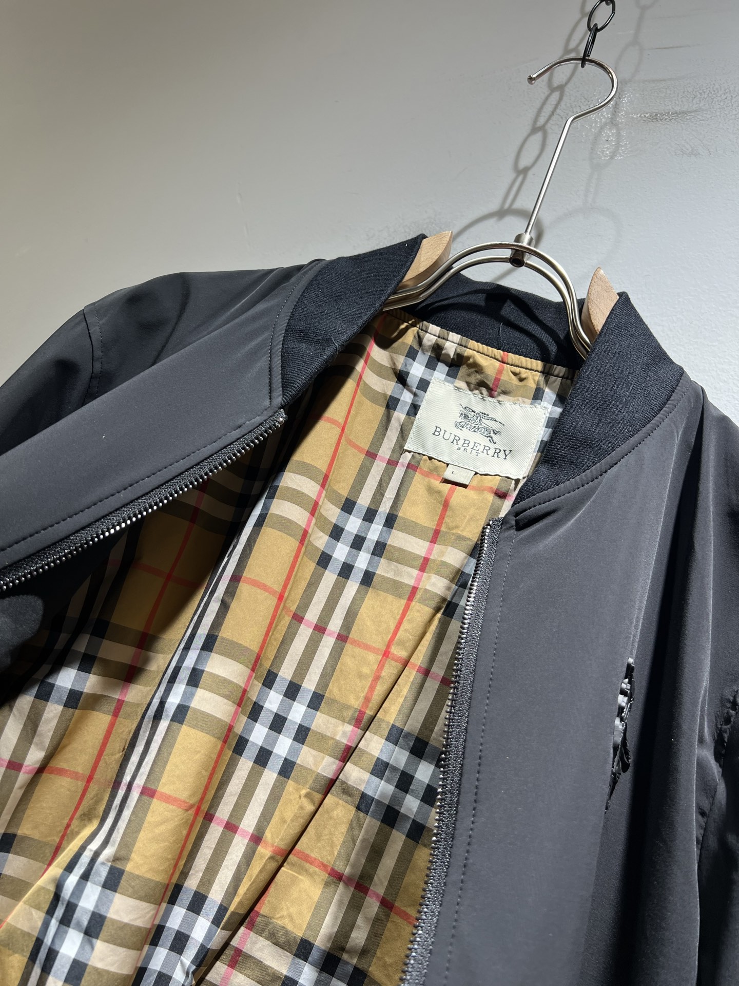 BURBER*Y巴*莉2025秋冬新品夹克外套重磅来袭，最近比较火热的环保聚酯纤维面料制作而成，高端户外