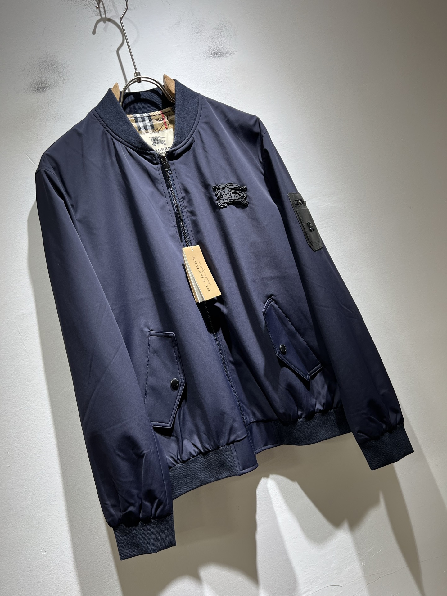 BURBER*Y巴*莉2025秋冬新品夹克外套重磅来袭，最近比较火热的环保聚酯纤维面料制作而成，高端户外