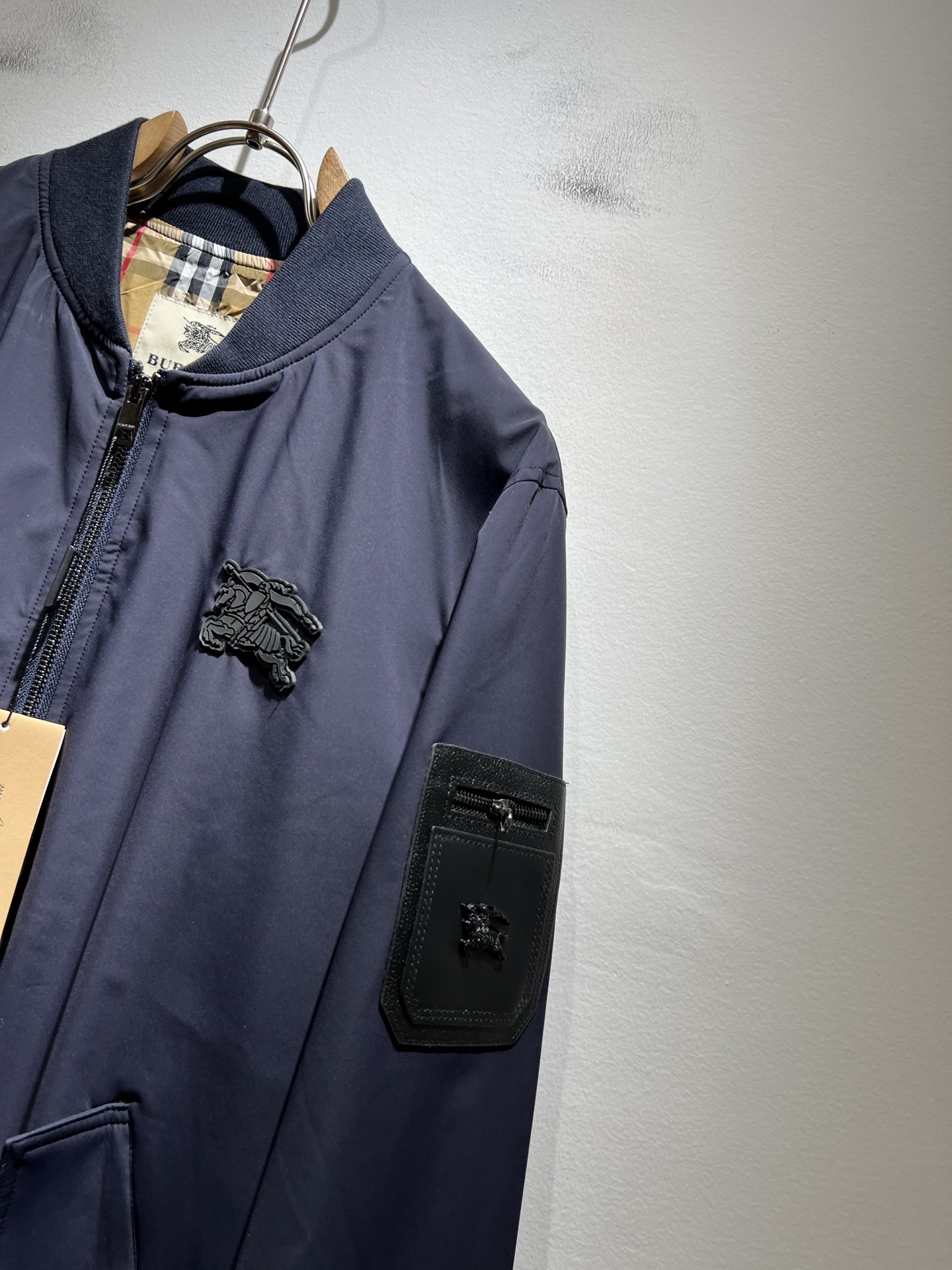 BURBER*Y巴*莉2025秋冬新品夹克外套重磅来袭，最近比较火热的环保聚酯纤维面料制作而成，高端户外