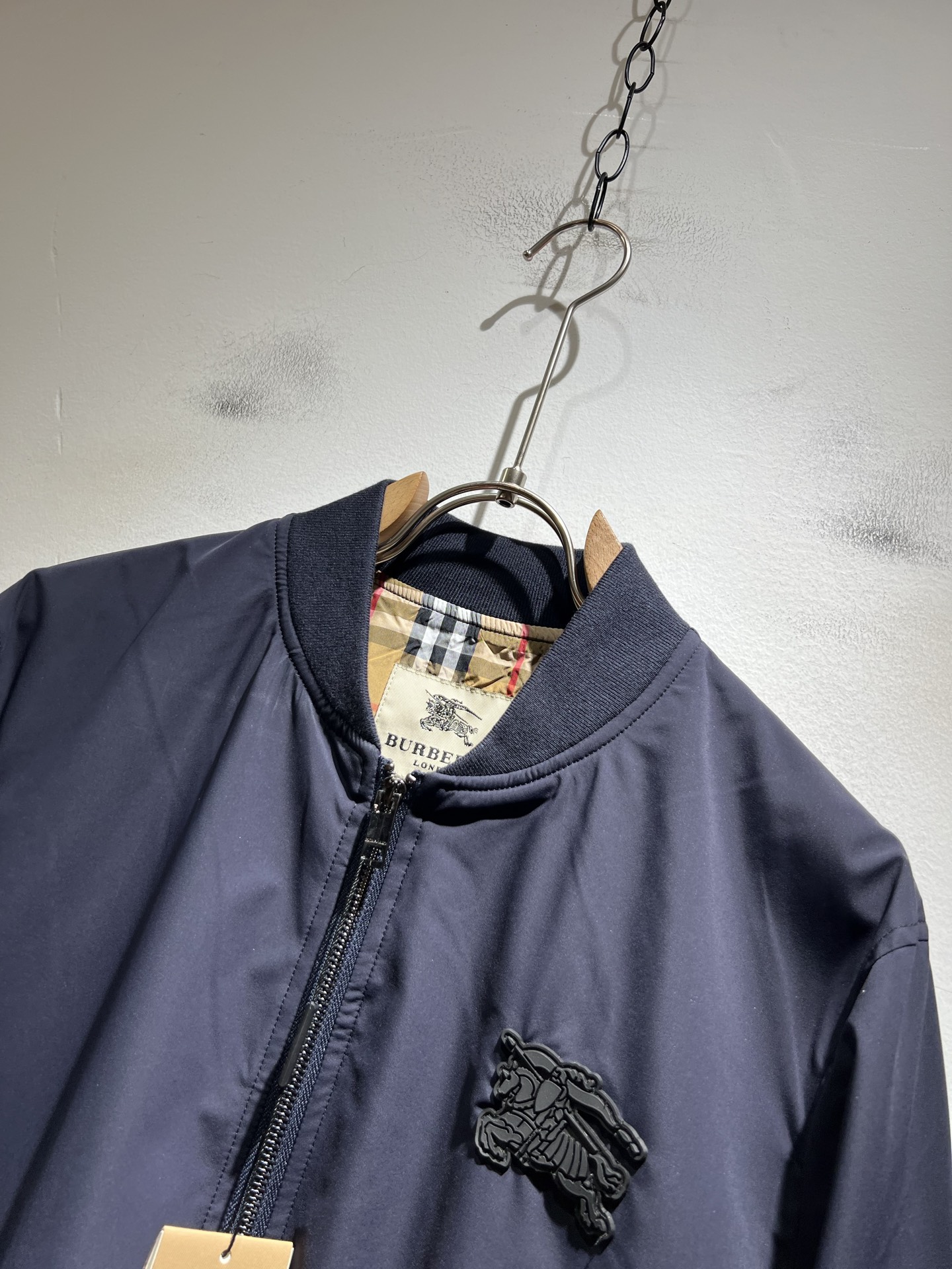BURBER*Y巴*莉2025秋冬新品夹克外套重磅来袭，最近比较火热的环保聚酯纤维面料制作而成，高端户外