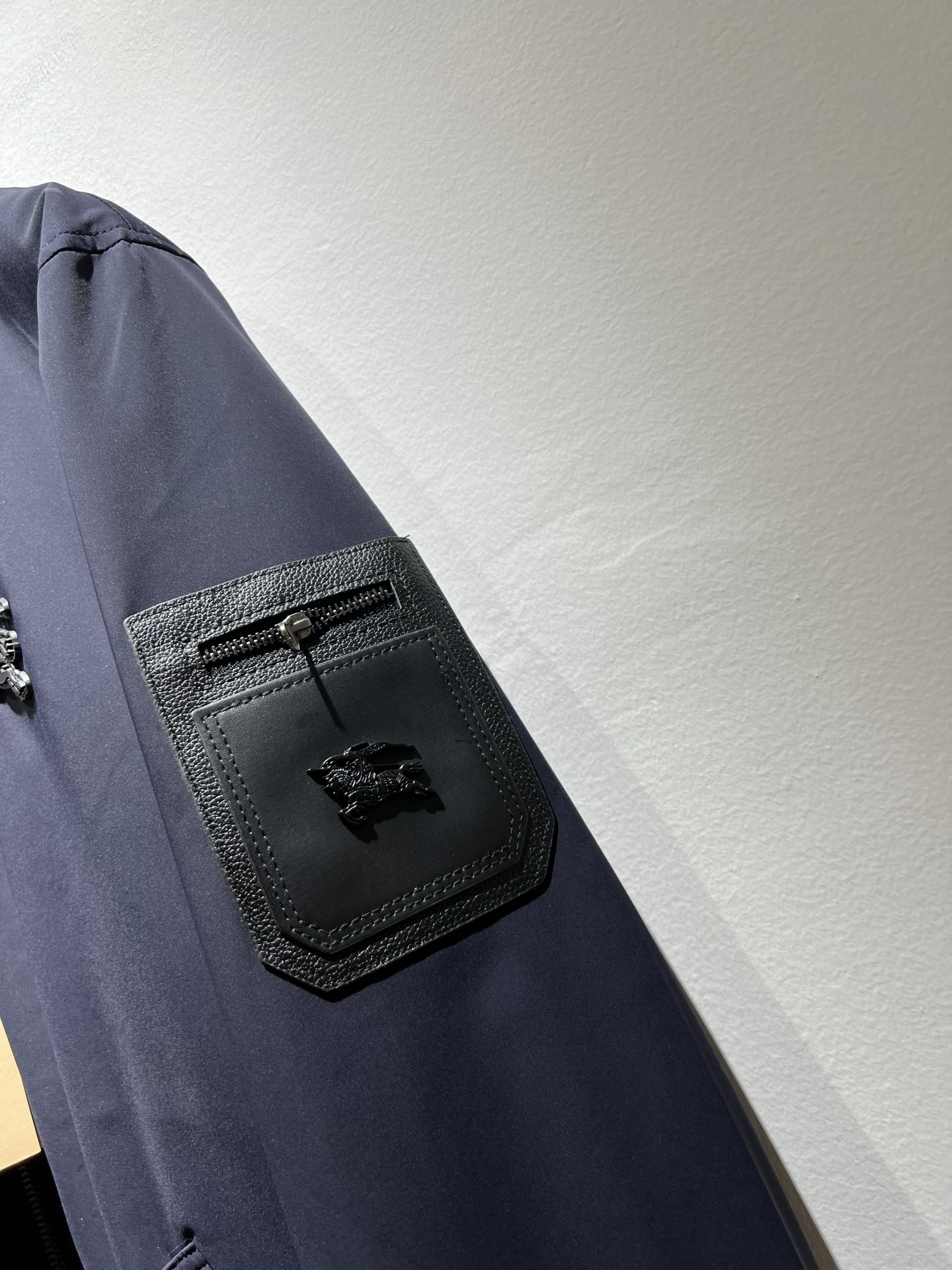 BURBER*Y巴*莉2025秋冬新品夹克外套重磅来袭，最近比较火热的环保聚酯纤维面料制作而成，高端户外