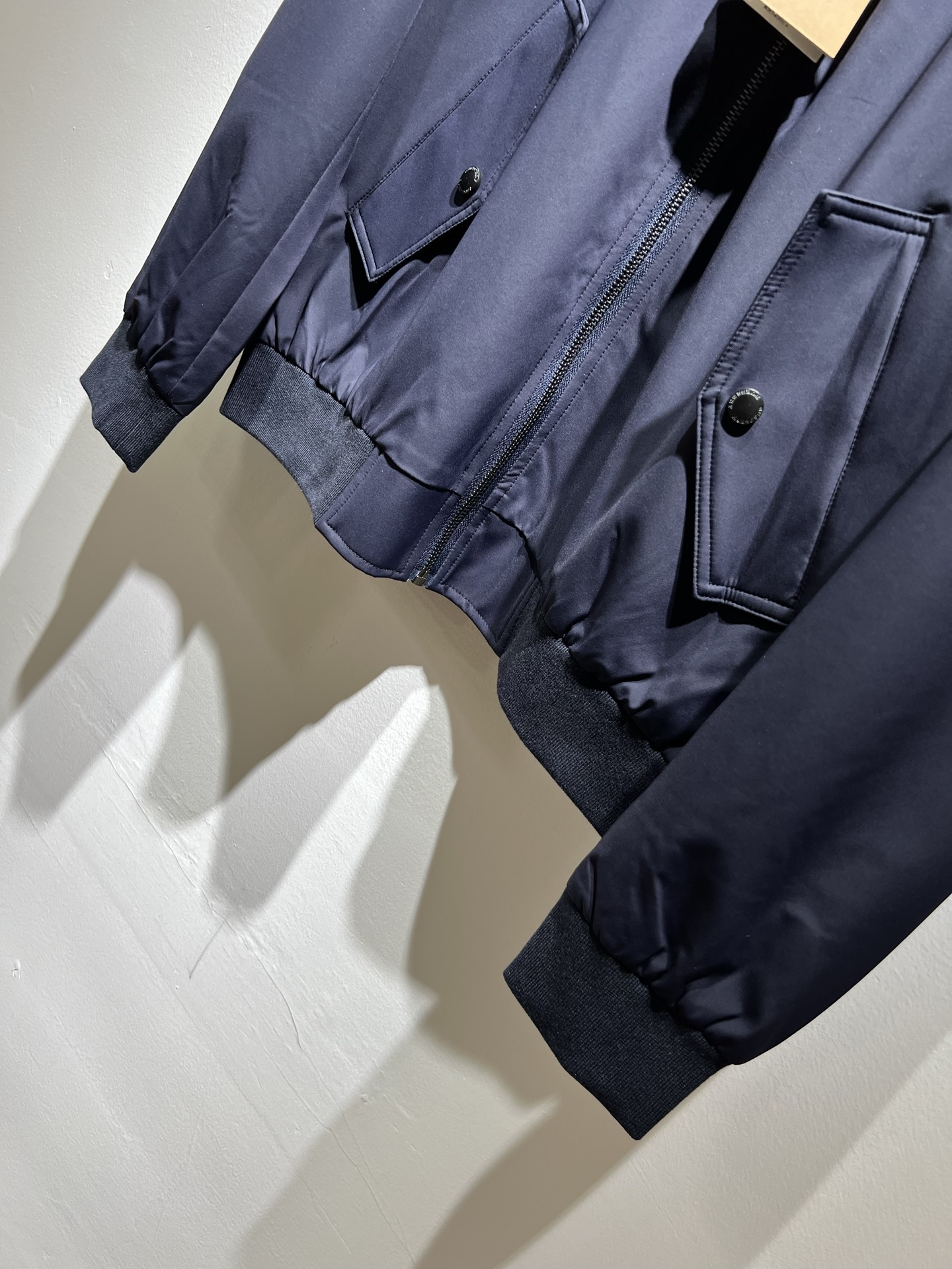 BURBER*Y巴*莉2025秋冬新品夹克外套重磅来袭，最近比较火热的环保聚酯纤维面料制作而成，高端户外