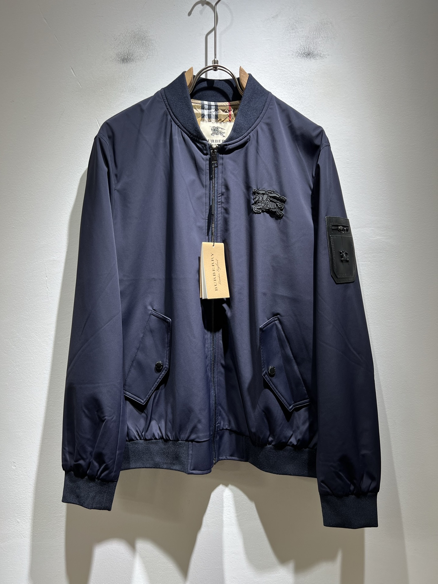 BURBER*Y巴*莉2025秋冬新品夹克外套重磅来袭，最近比较火热的环保聚酯纤维面料制作而成，高端户外