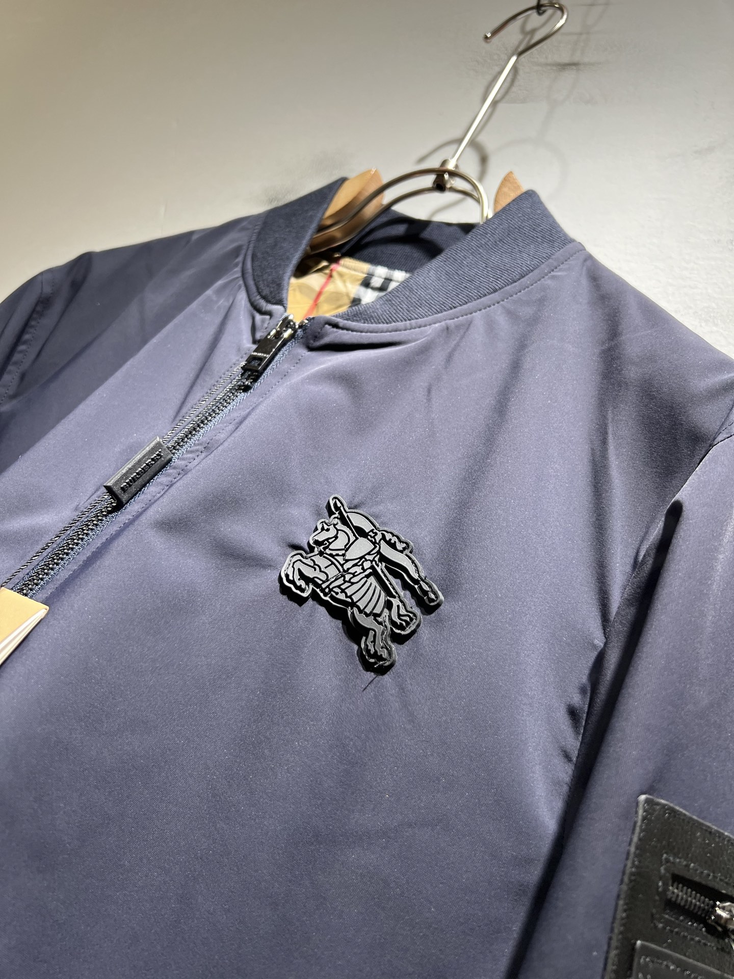 BURBER*Y巴*莉2025秋冬新品夹克外套重磅来袭，最近比较火热的环保聚酯纤维面料制作而成，高端户外