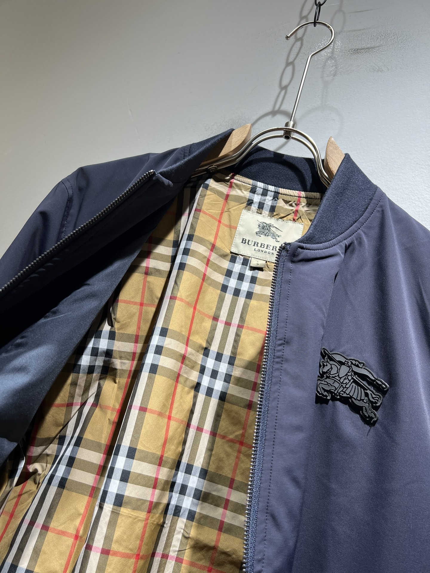 BURBER*Y巴*莉2025秋冬新品夹克外套重磅来袭，最近比较火热的环保聚酯纤维面料制作而成，高端户外