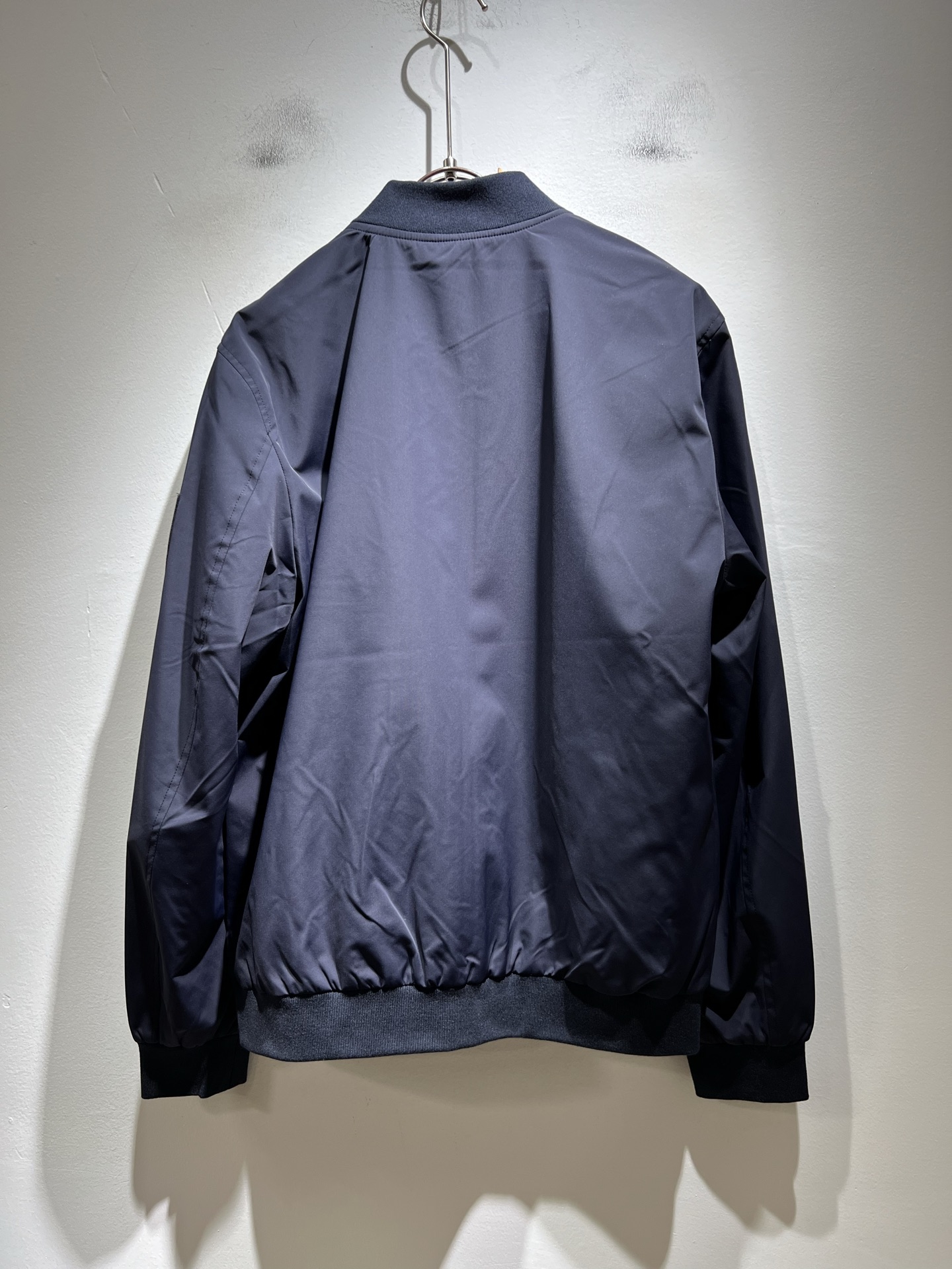 BURBER*Y巴*莉2025秋冬新品夹克外套重磅来袭，最近比较火热的环保聚酯纤维面料制作而成，高端户外