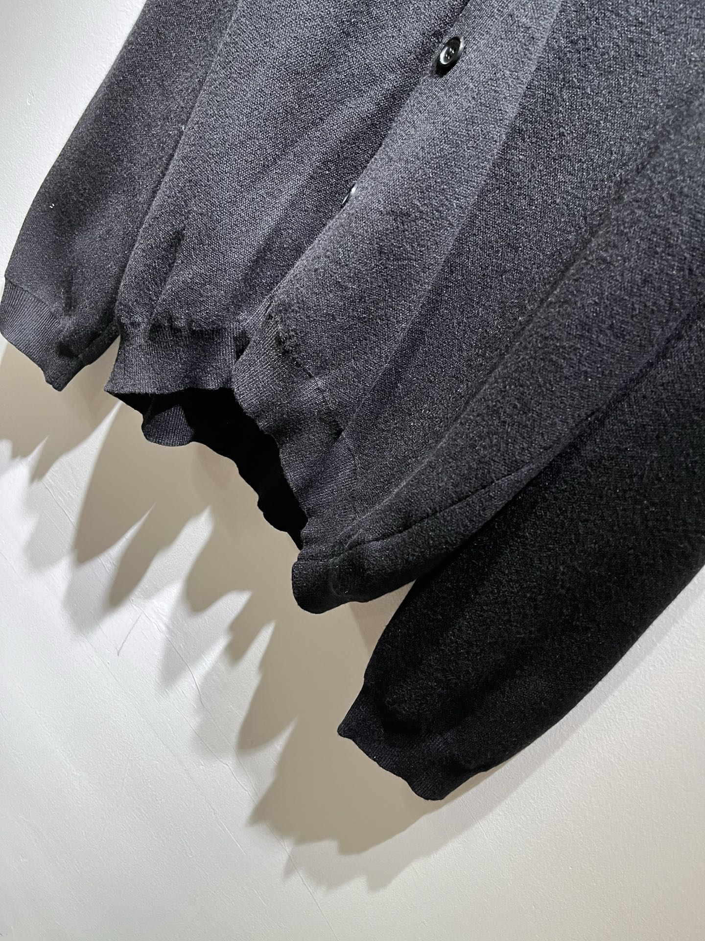 Bur*erry 巴*莉 2025秋冬新款长袖针织羊毛开衫，品牌经典设计元素！既不单调也不复杂,恰到好处