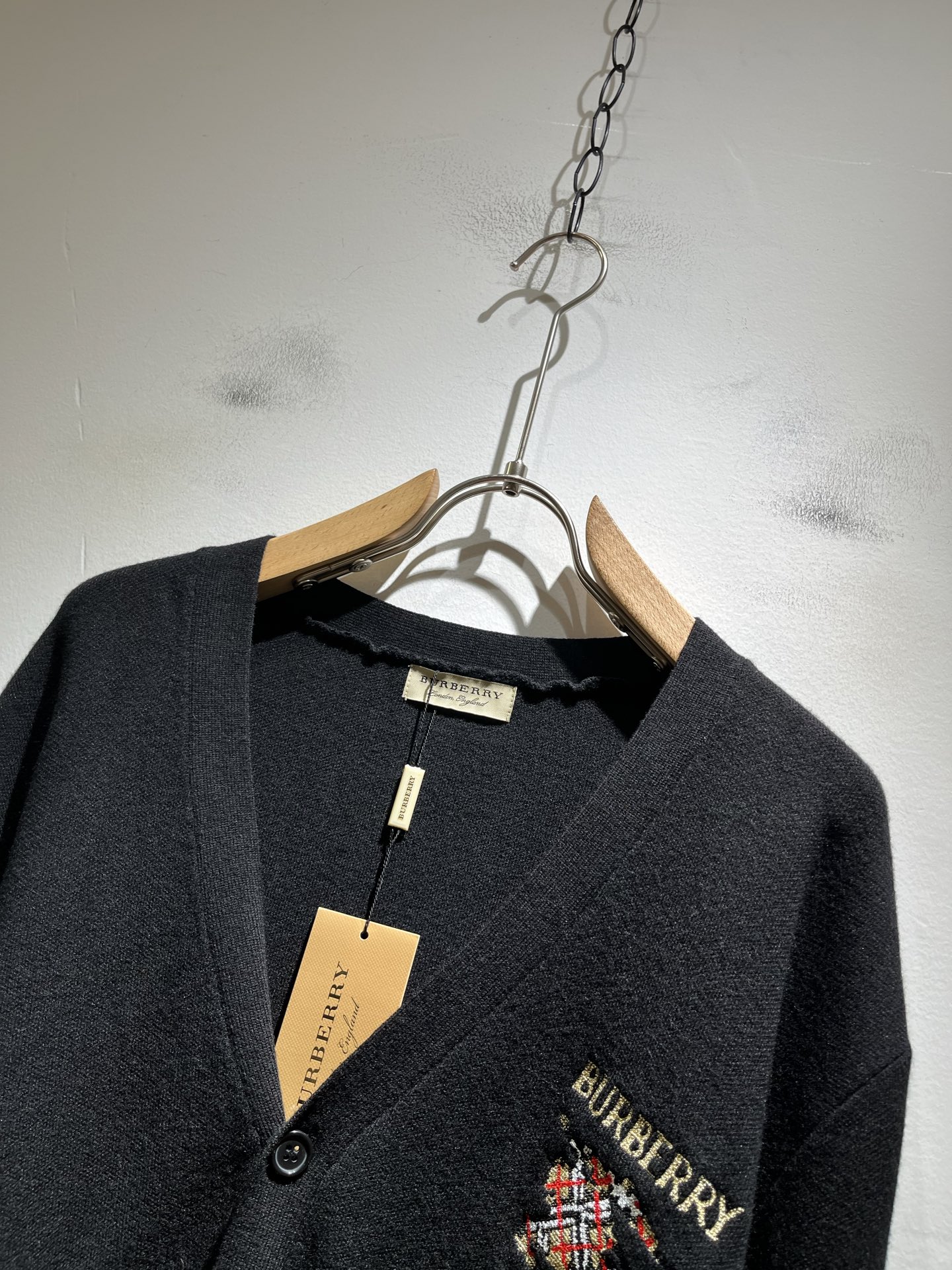 Bur*erry 巴*莉 2025秋冬新款长袖针织羊毛开衫，品牌经典设计元素！既不单调也不复杂,恰到好处